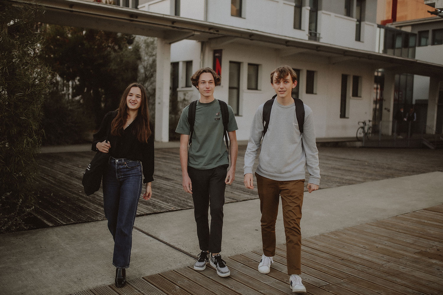 Etudiants devant le bâtiment Junia