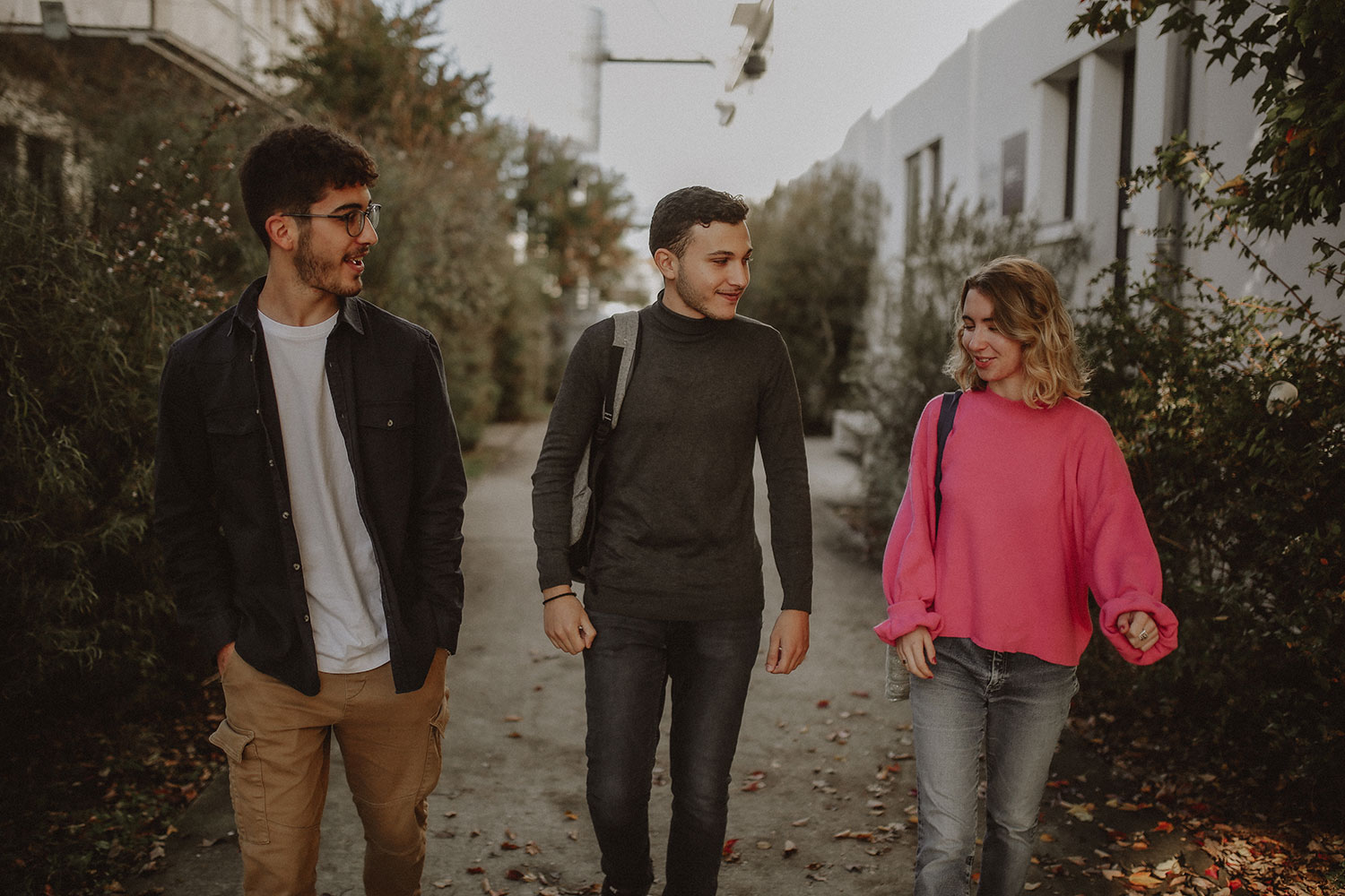 Etudiant devant le bâtiment Junia