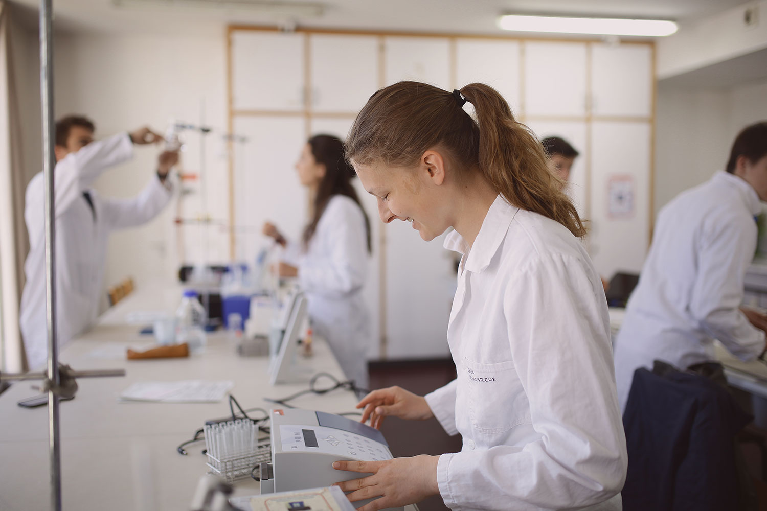 Scène De Laboratoire Chimique : Jeune Scientifique Asiatique Avec