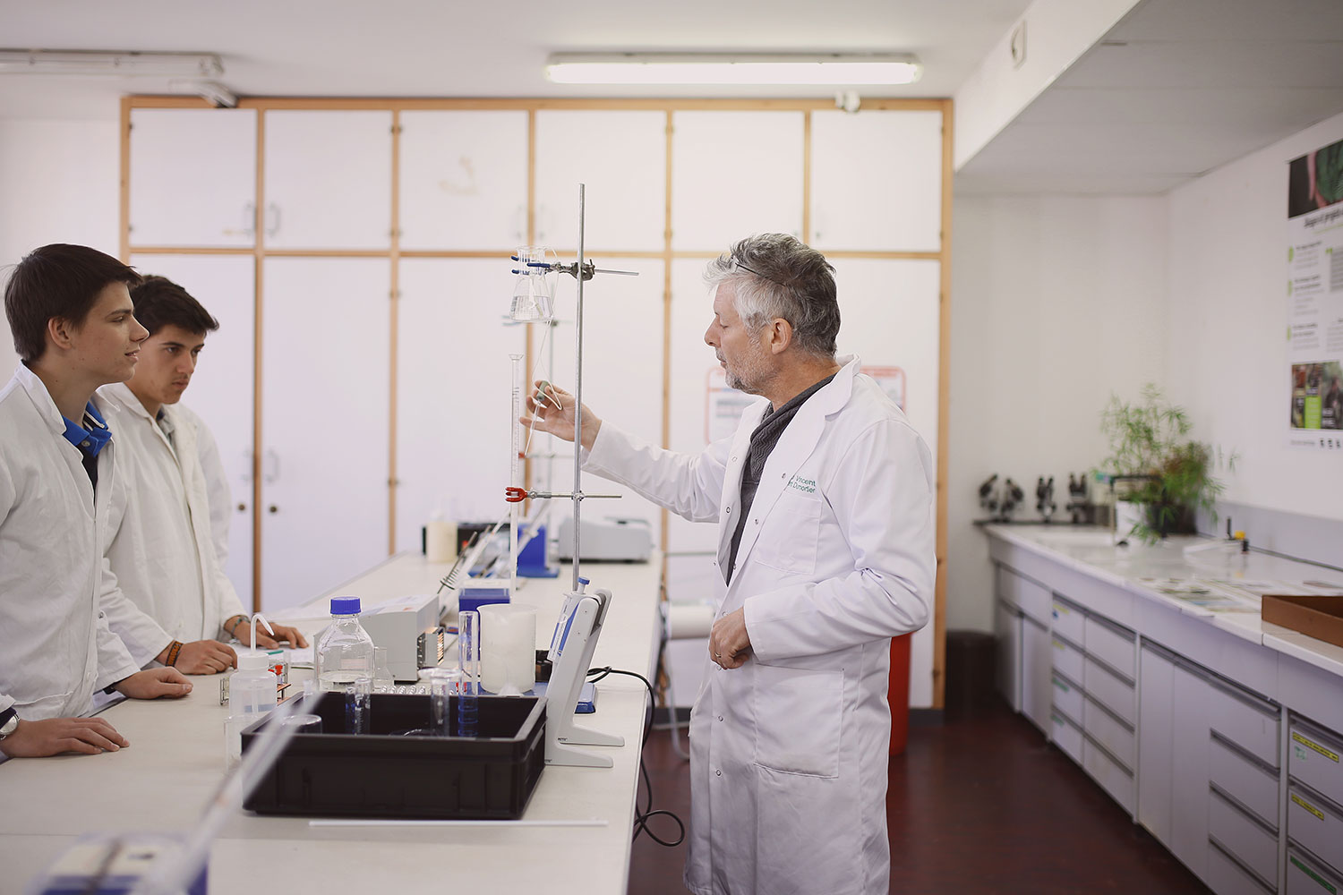 Professeur en cours avec des étudiants