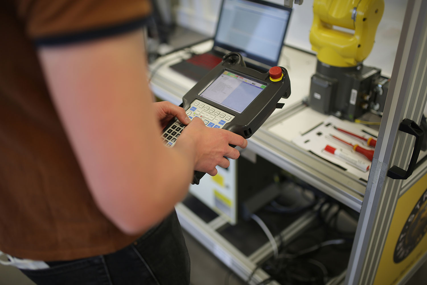 Etudiant en manipulation d'un robot