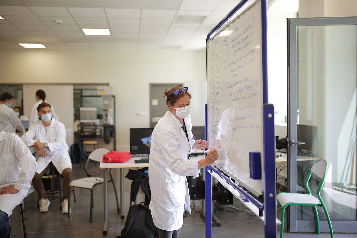 Professeur en cours avec des étudiants