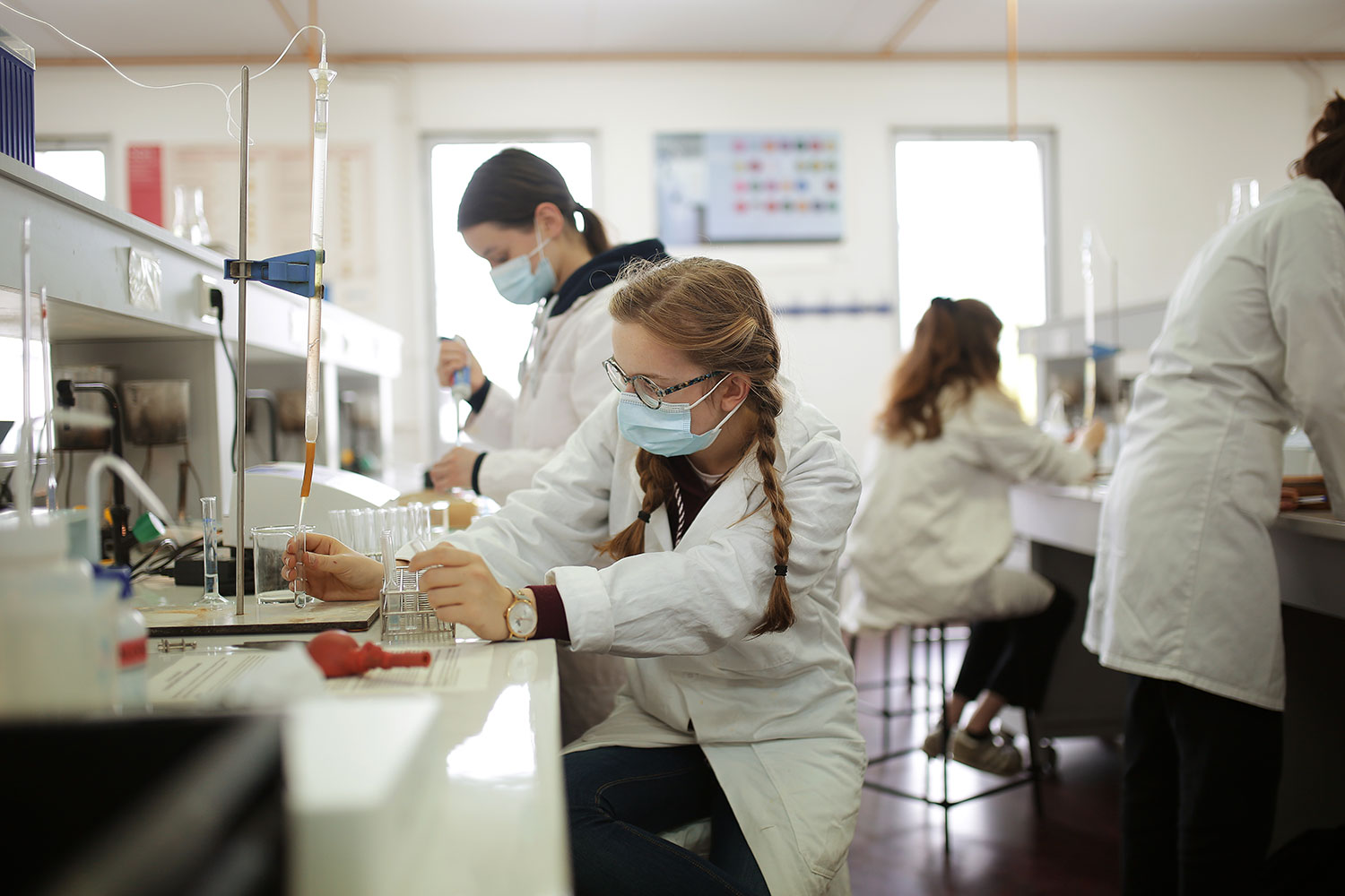 Etudiants en travaux pratiques dans le laboratoire de microbiologie
