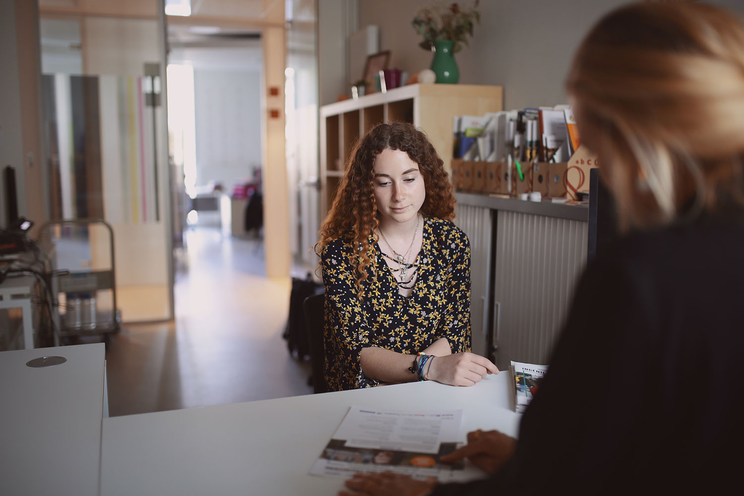 étudiante dans le bureau d'un professeur