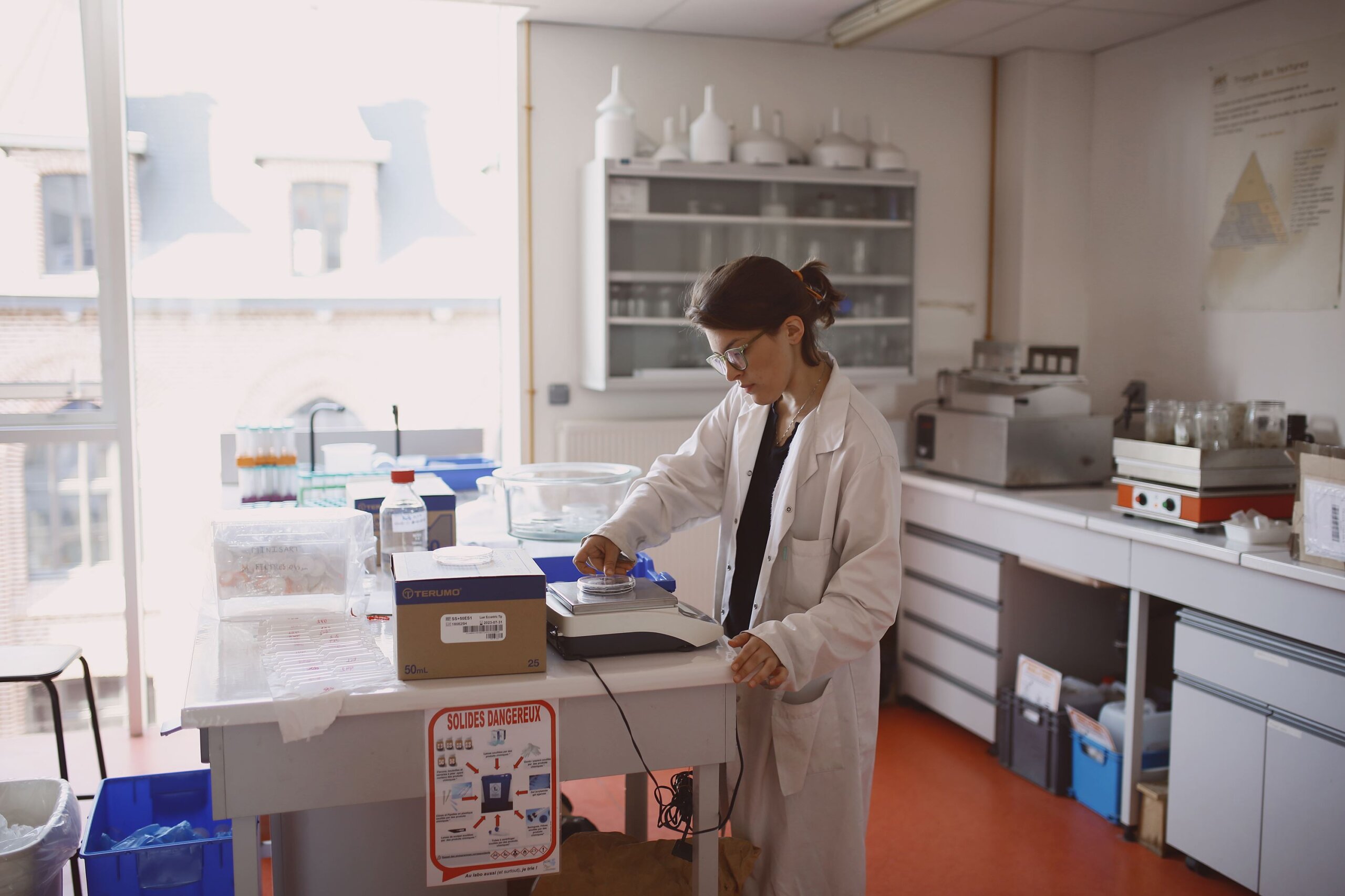 une chercheuse en labo de biotechnologies