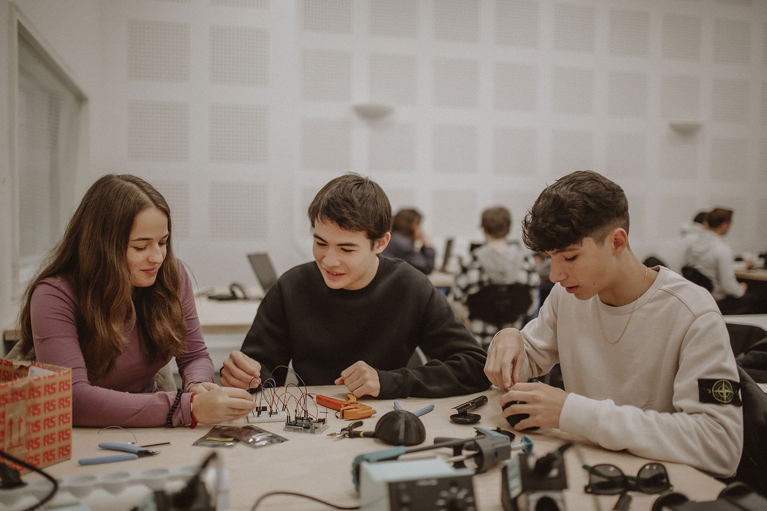 étudiants concevant un projet mécanique