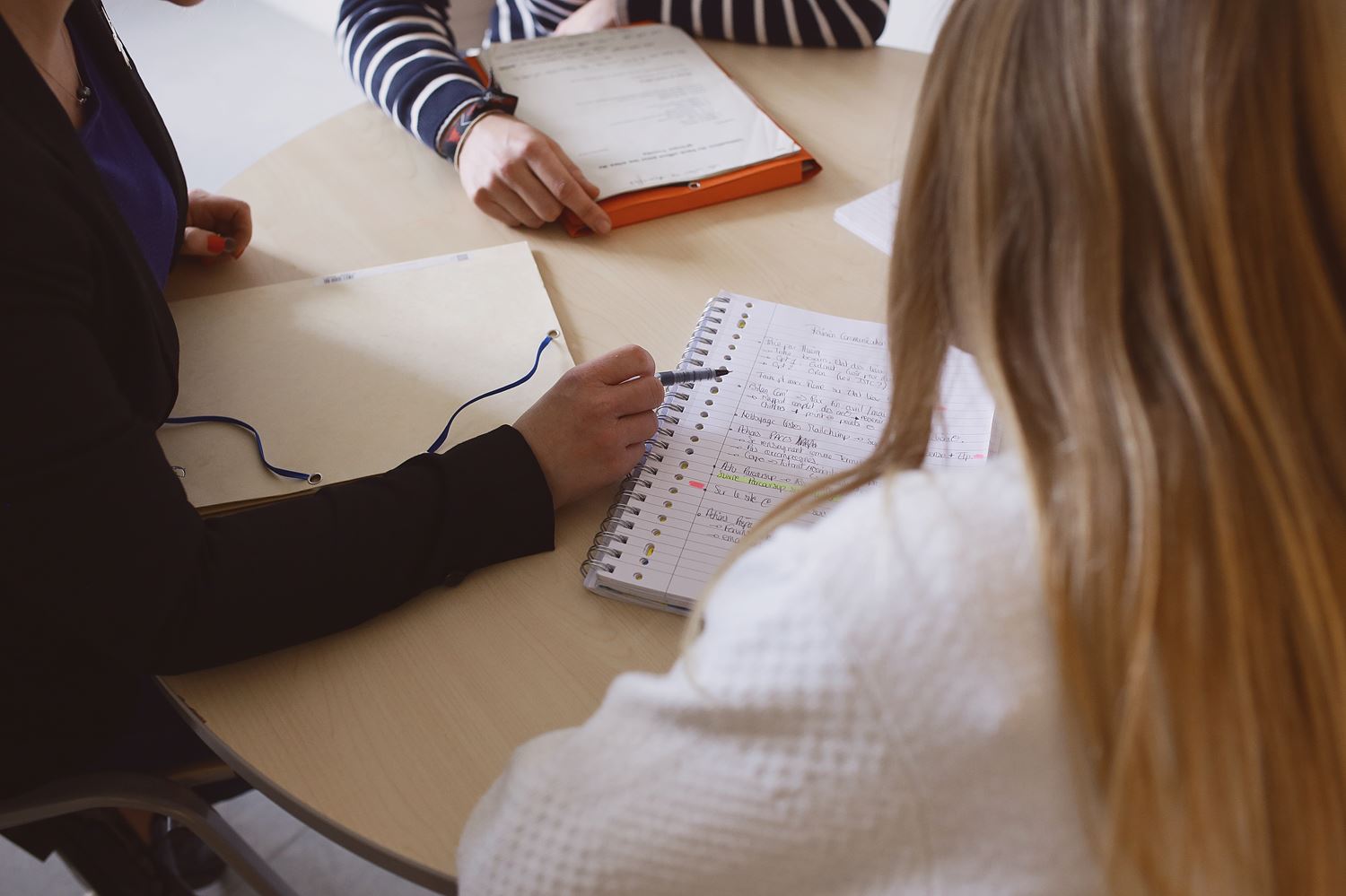 des cahiers sur un bureau