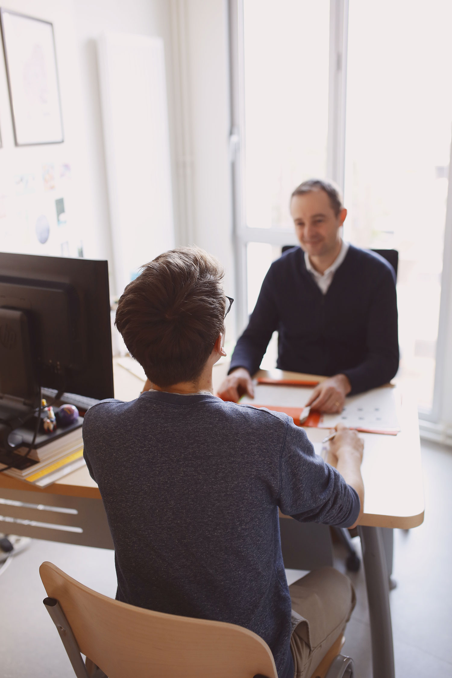 échange dans un bureau