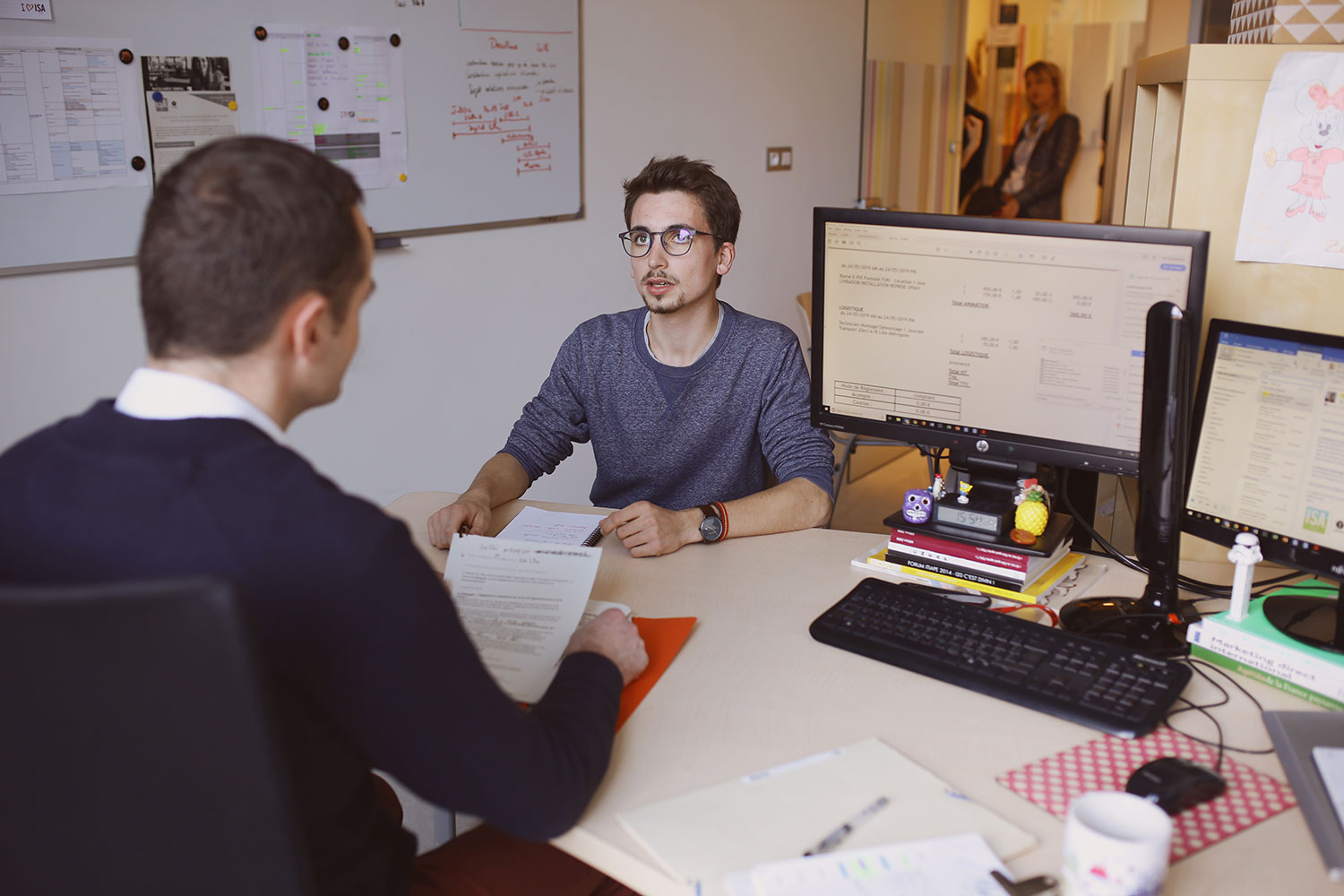 échange étudiant-professeur dans un bureau