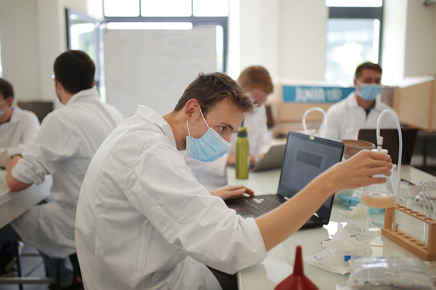 etudiants en labo