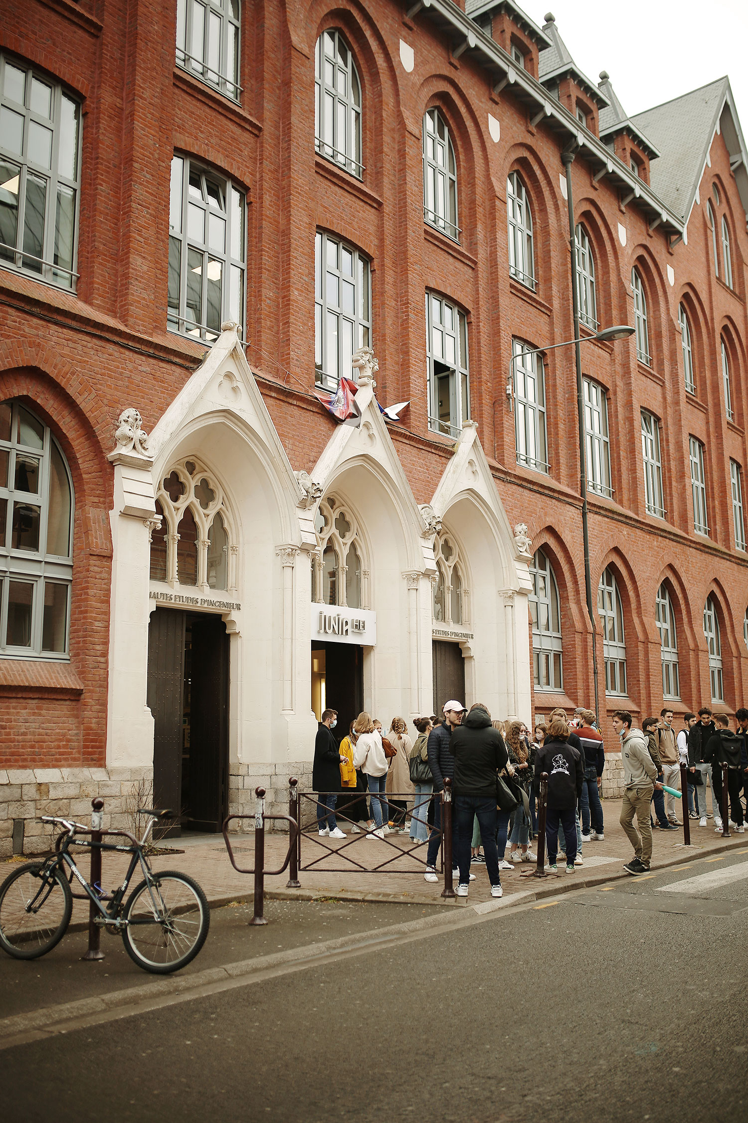 étudiants devant HEI