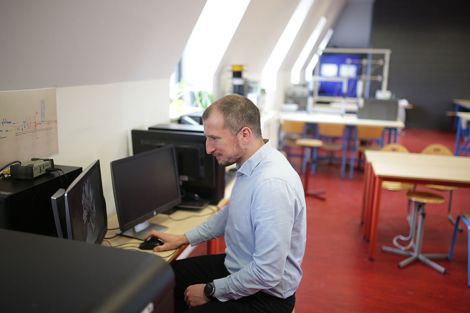 un ingénieur derrière son ordinateur