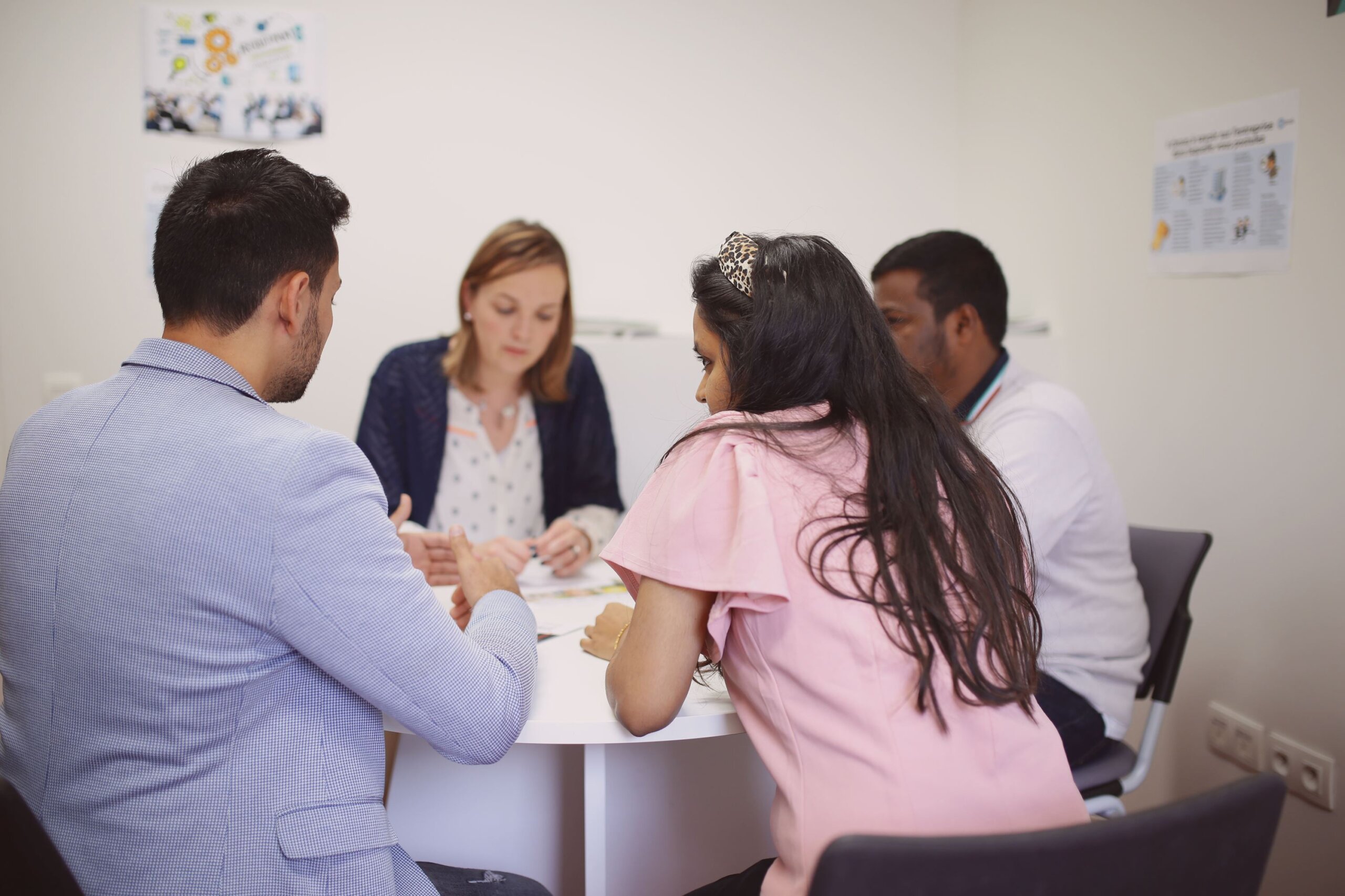 Des étudiants en train d'échanger avec une salariée de Junia