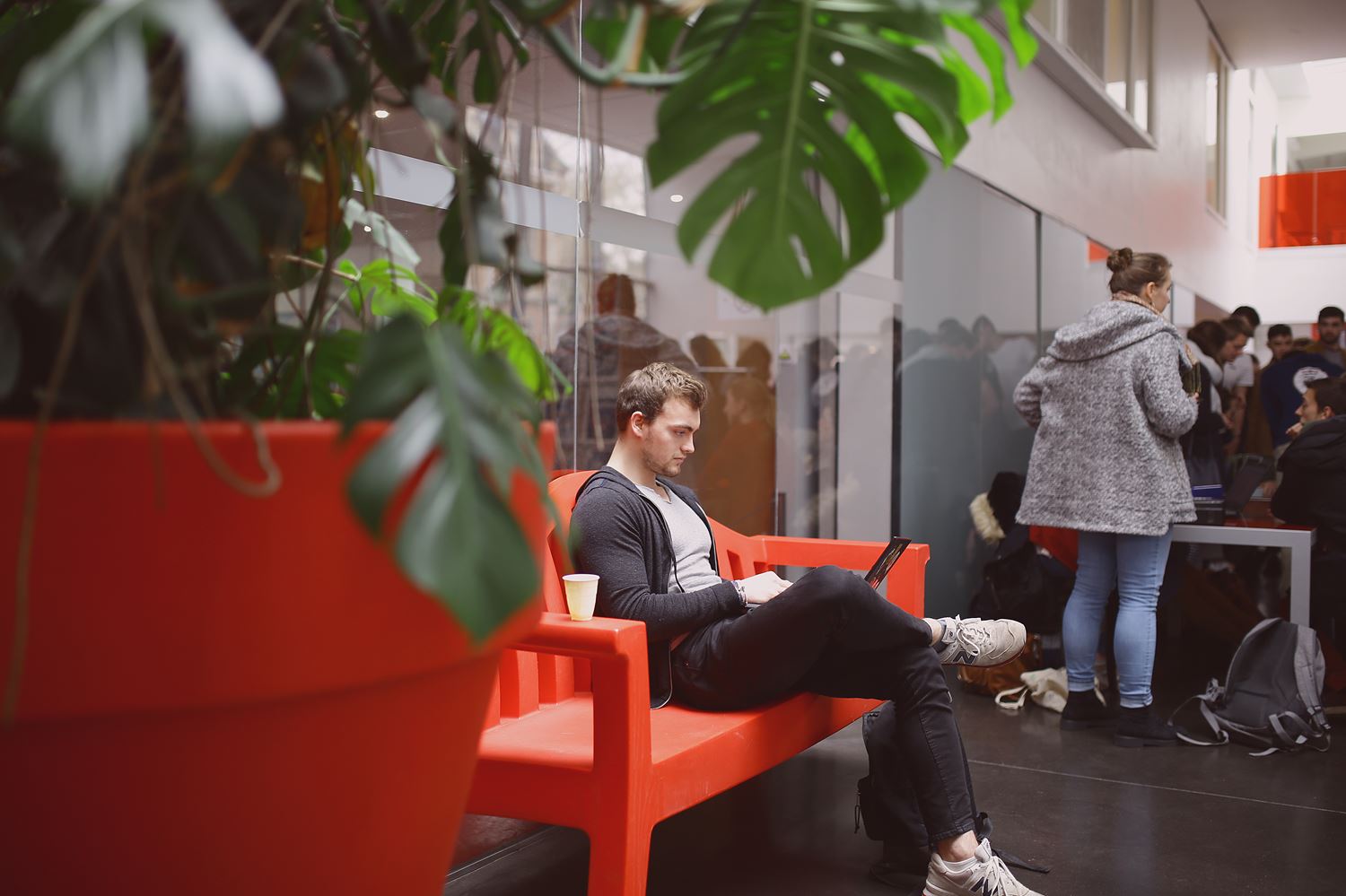 étudiant assis sur un banc avec son ordinateur