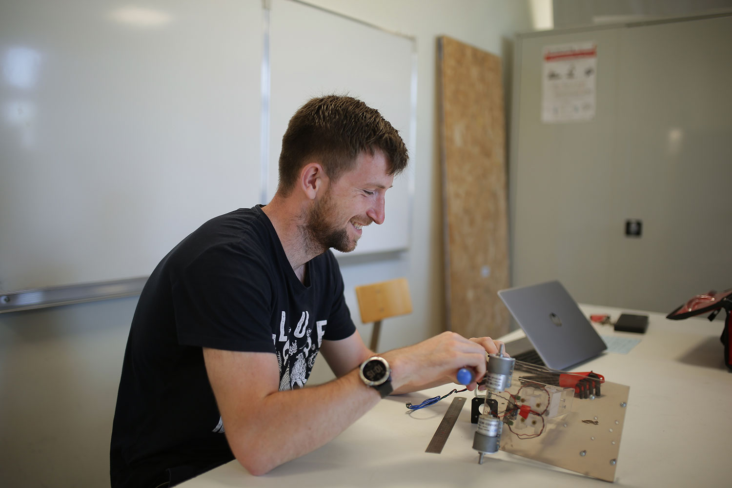 étudiant en travaux pratiques