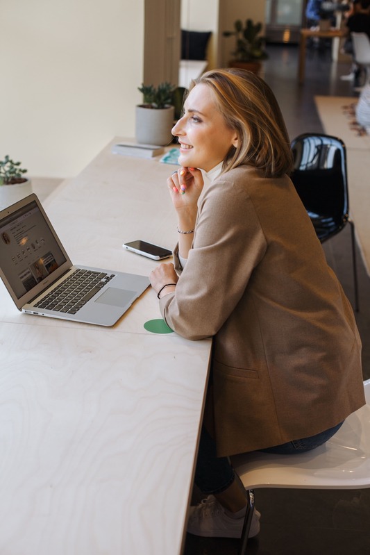 une femme derrière son ordinateur