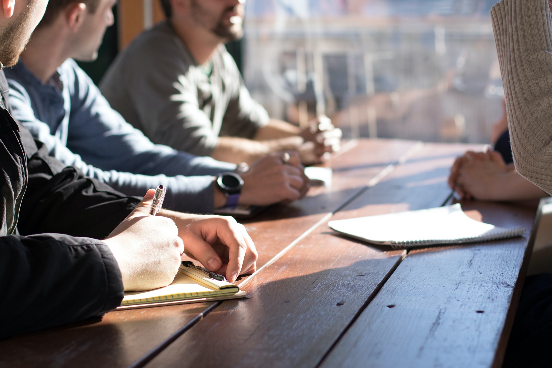 groupe d'étudiants qui travaillent