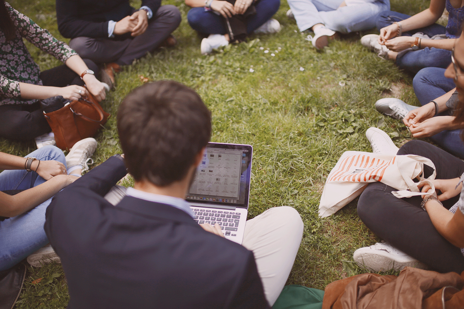 groupe d'étudiant qui travaillent dans un parc