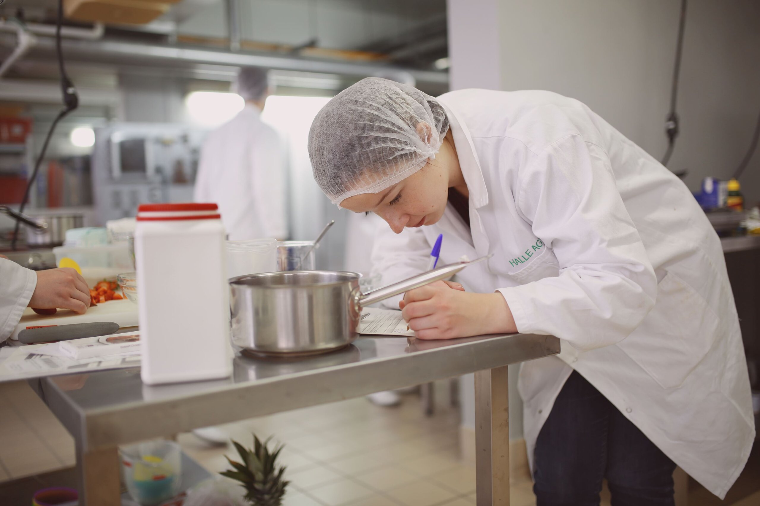 étudiante dans la halle agroalimentaire Junia