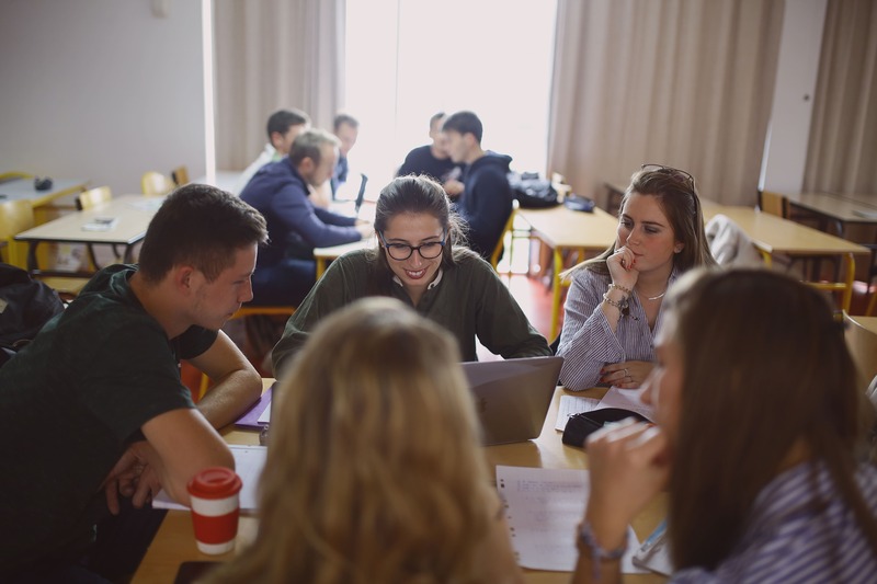 Des étudiants en travail de groupe autour d'une table