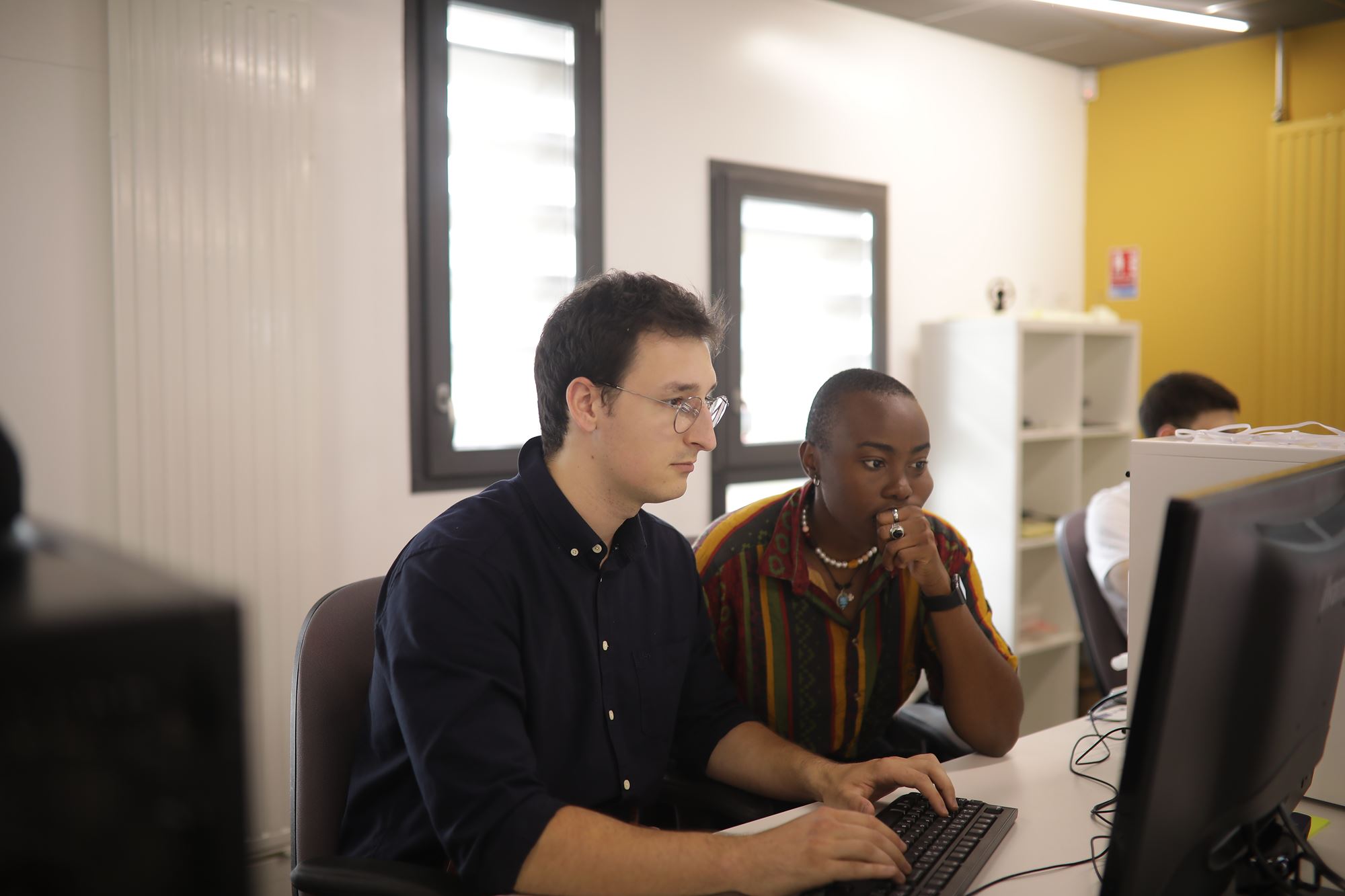 étudiants devant un ordinateur