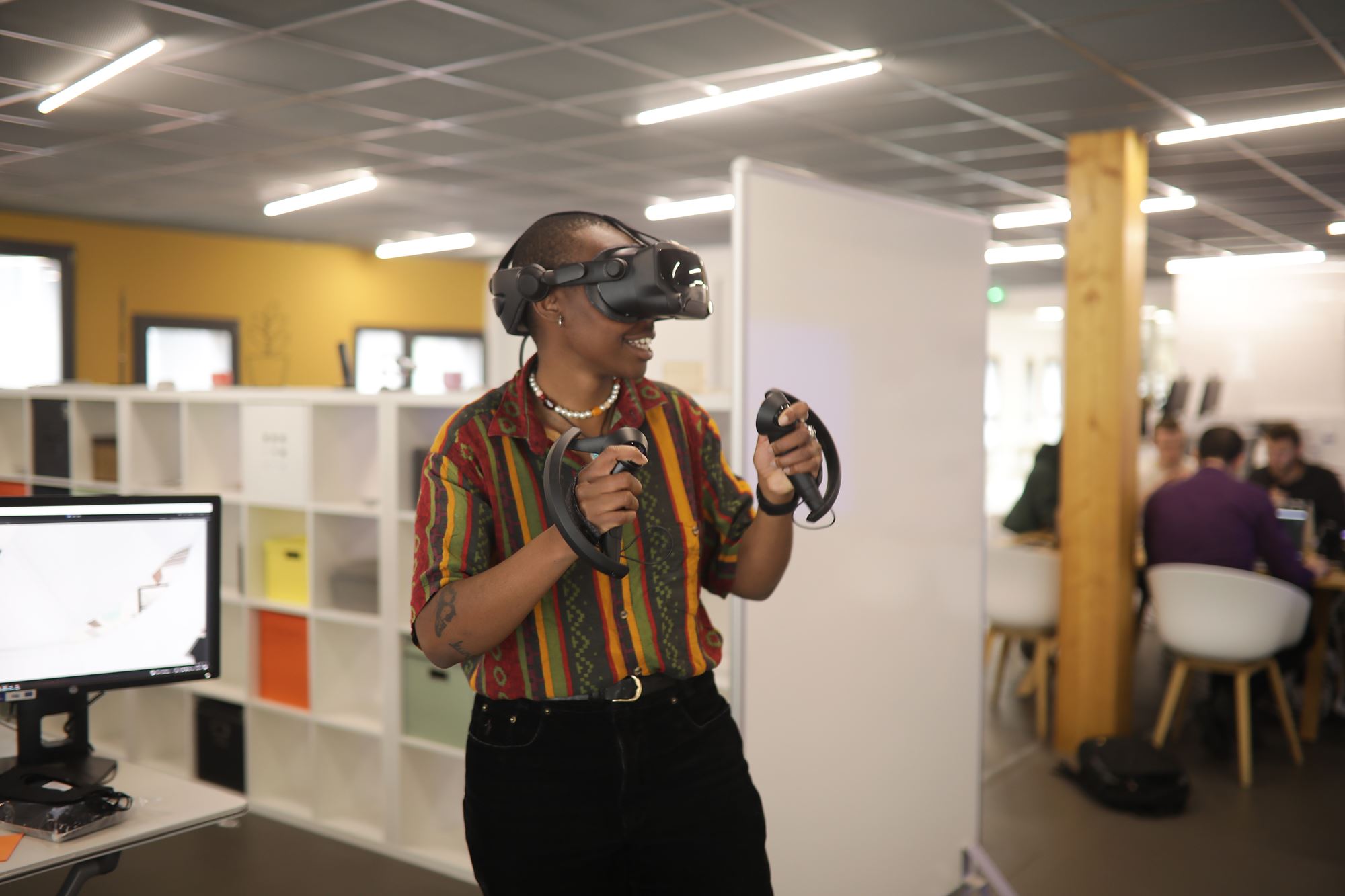 étudiant en test d'un casque immersif