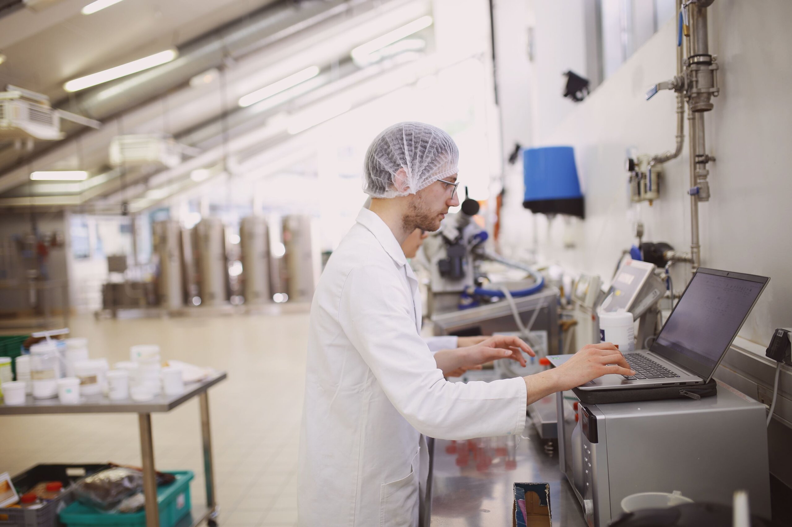 étudiant dans la halle agroalimentaire Junia