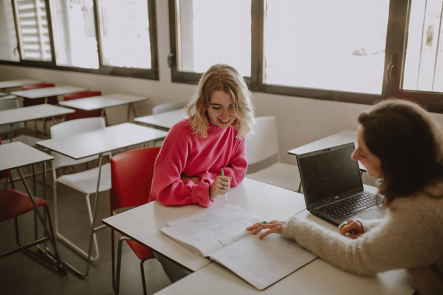 étudiante en train d'échanger avec une professeure dans un bureau