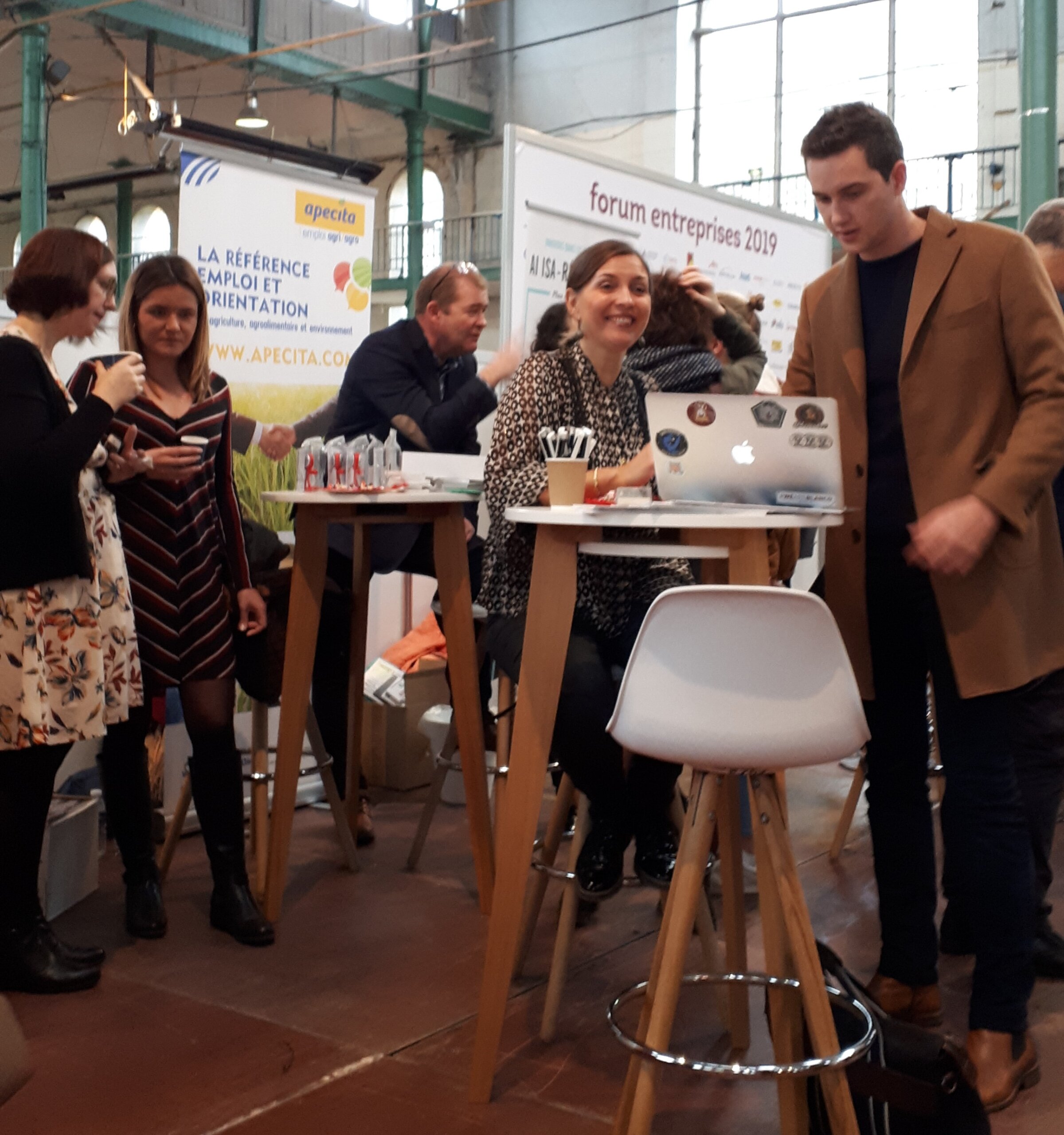 Etudiants et pros en train de discuter au Forum Entreprises