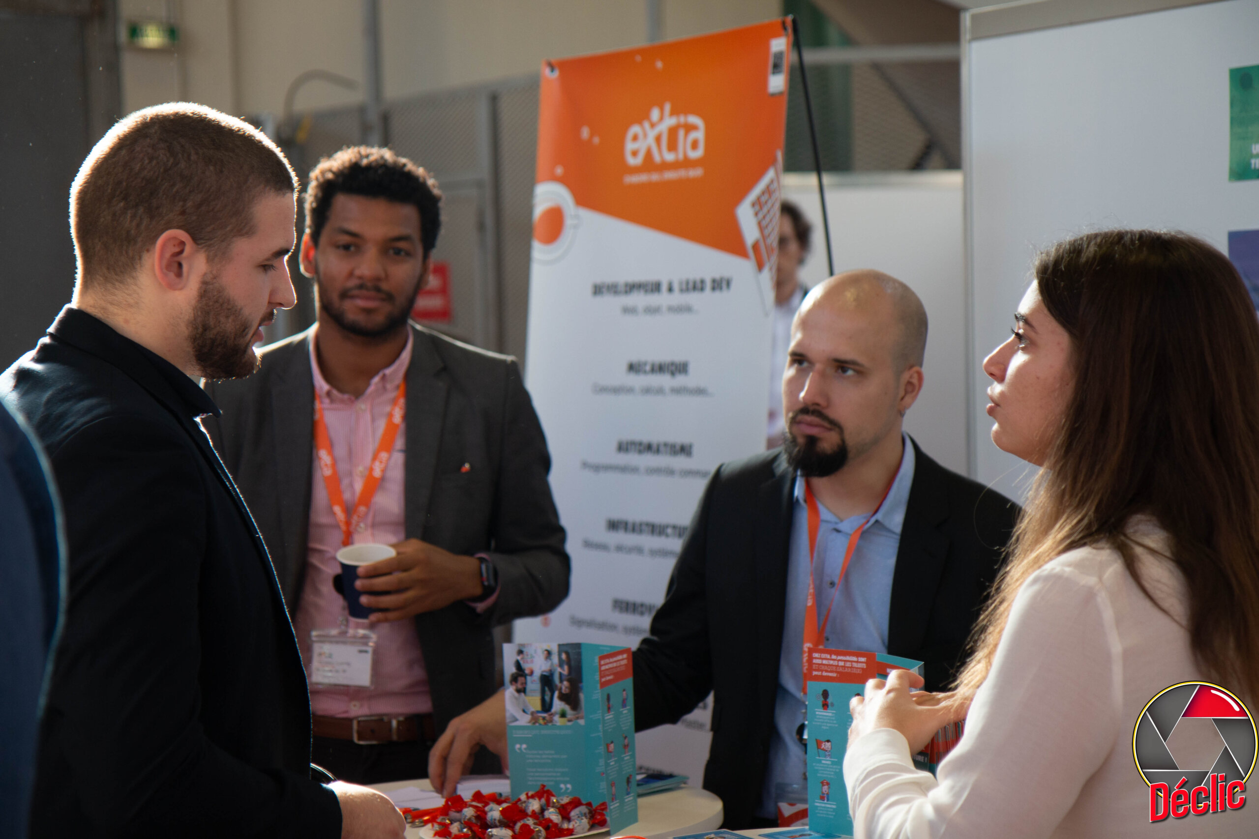 Etudiants et pros en train de discuter au Forum Entreprises