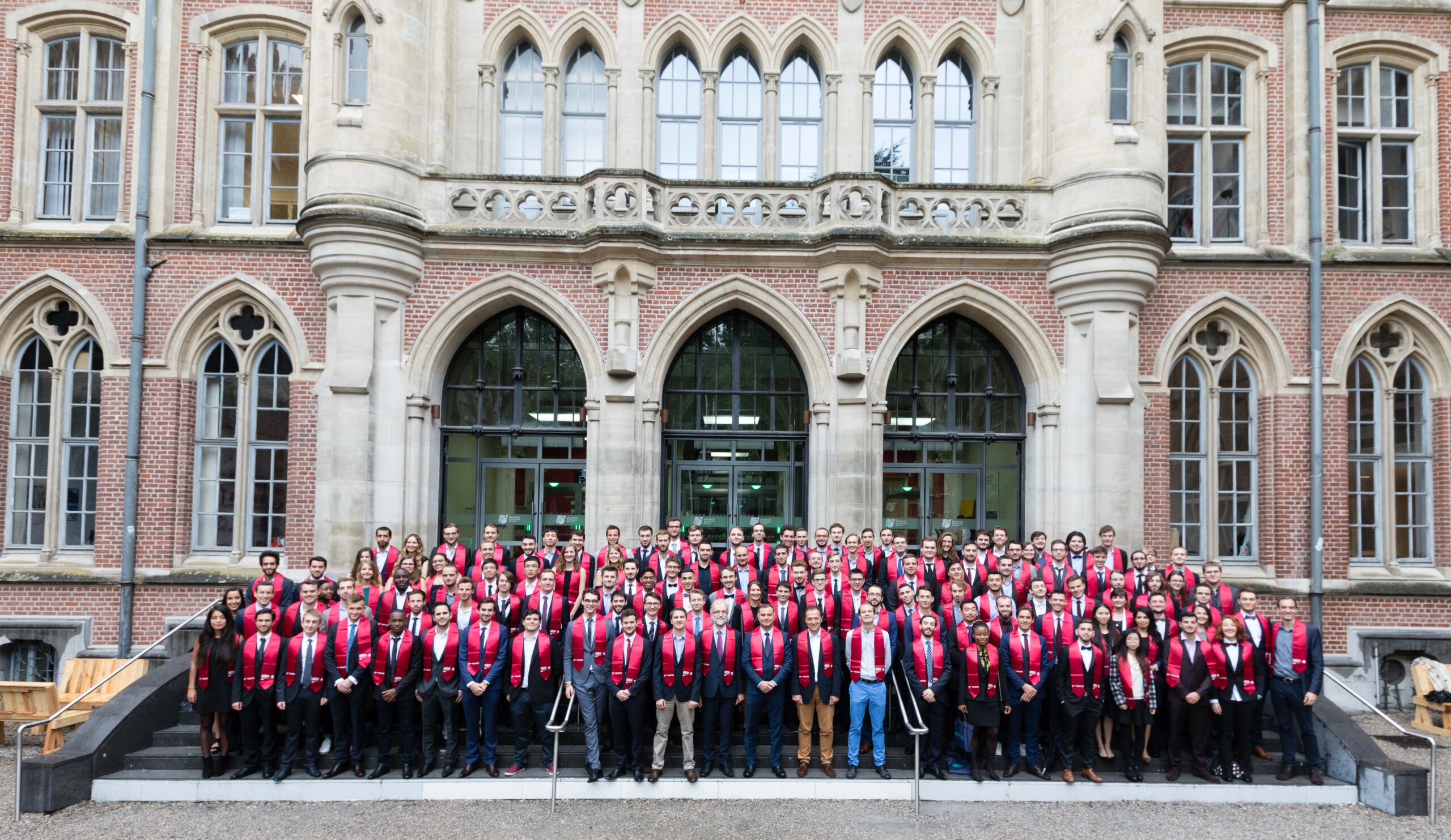 Les diplômés de la 58ème promo de l'ISEN devant le bâtiment de la Catho