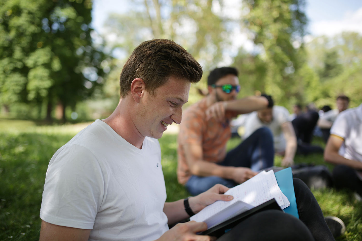 groupe d'étudiants dans le parc