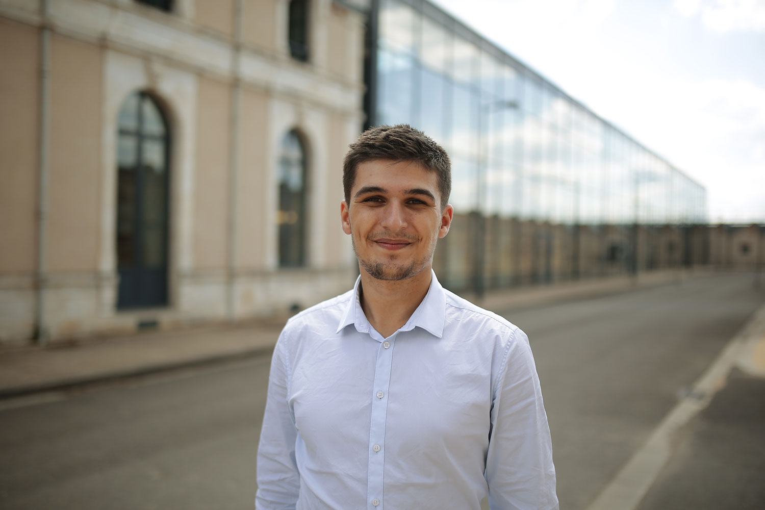 Portrait d'un étudiant devant le bâtiment d'HEI Châteauroux