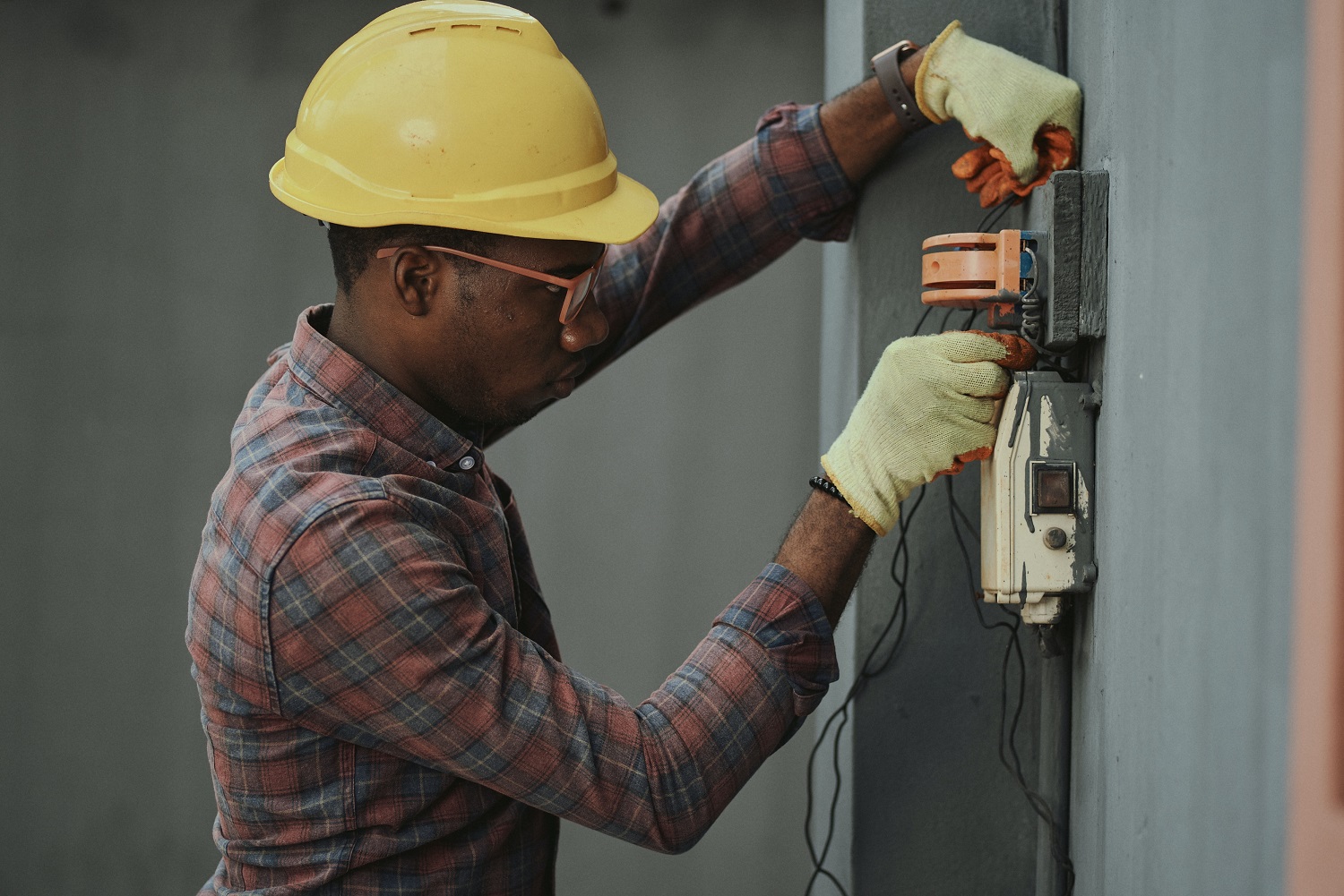 Homme qui travaille sur une boitier électrique