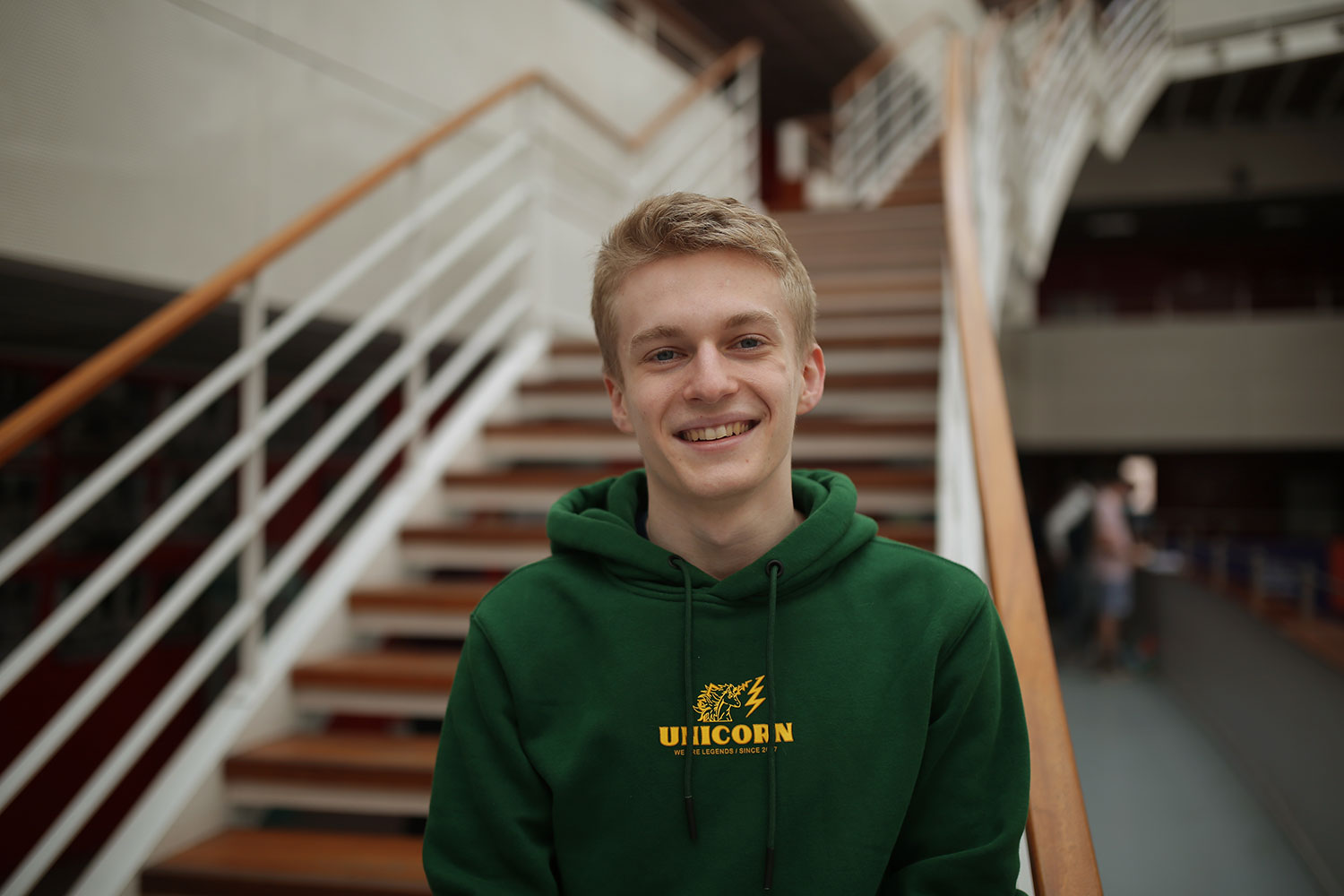 portrait d'un étudiant devant les escaliers de l'ISEN