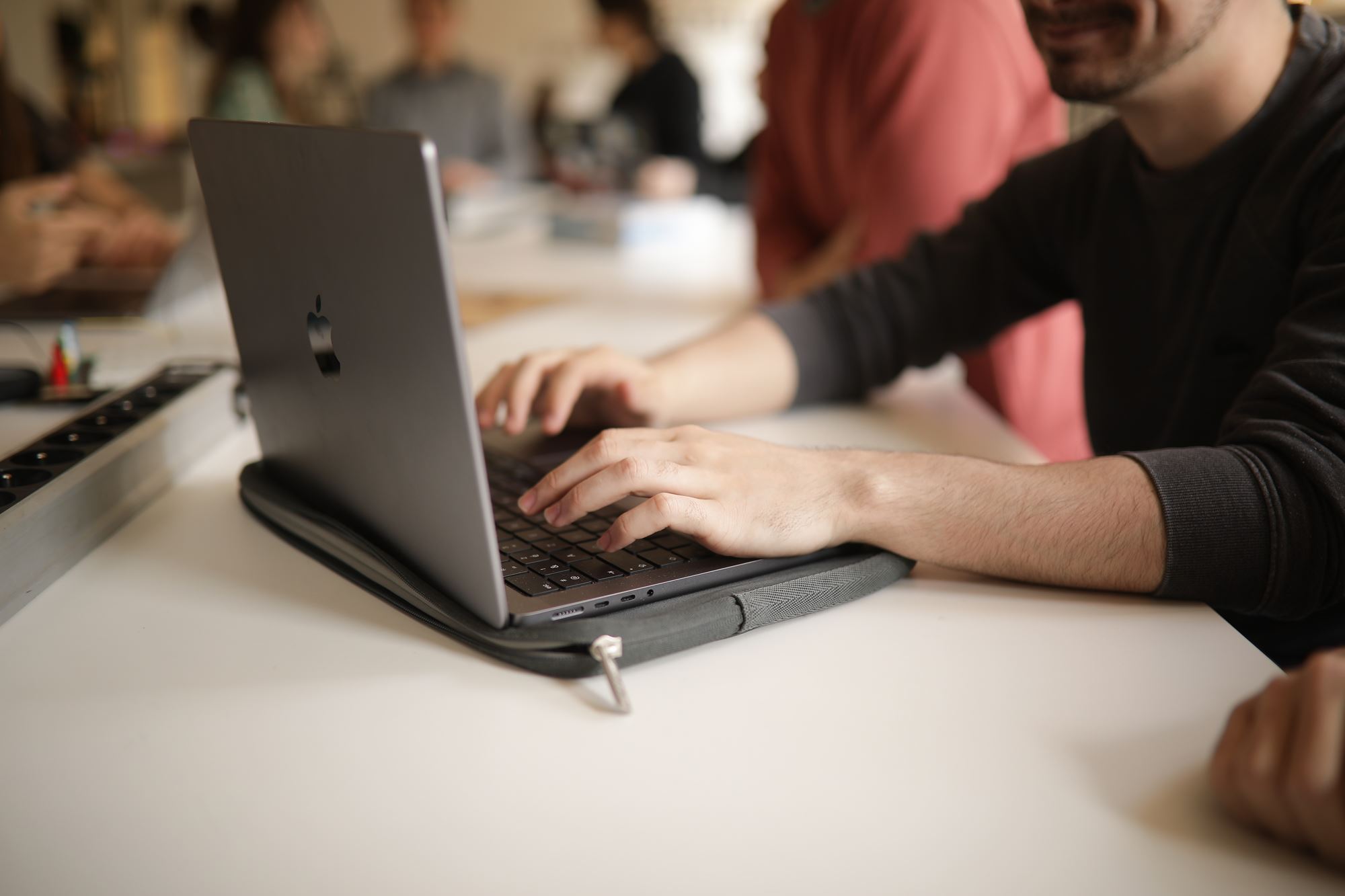 étudiant tapant sur son ordinateur