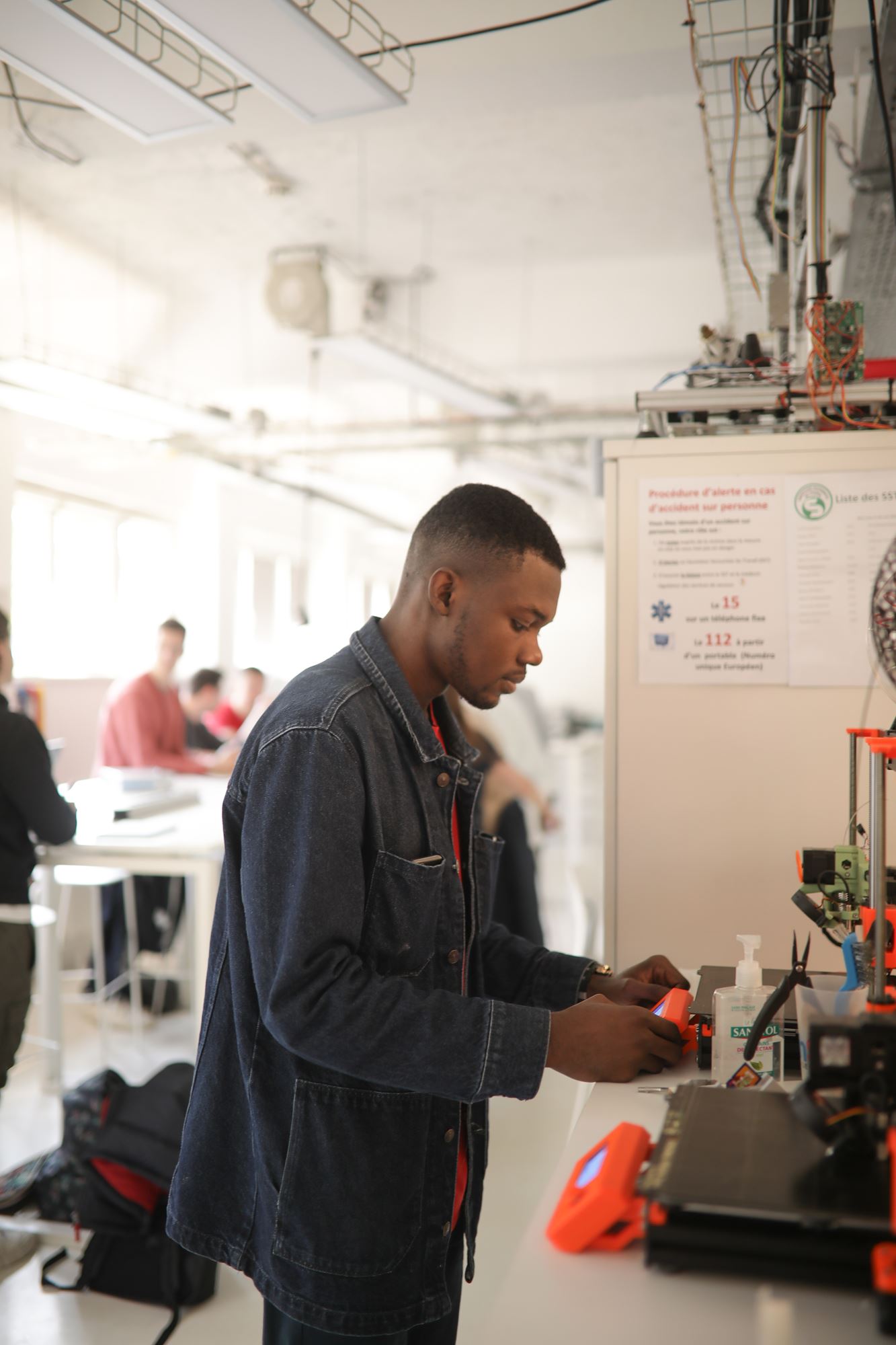 étudiant en travaux pratique