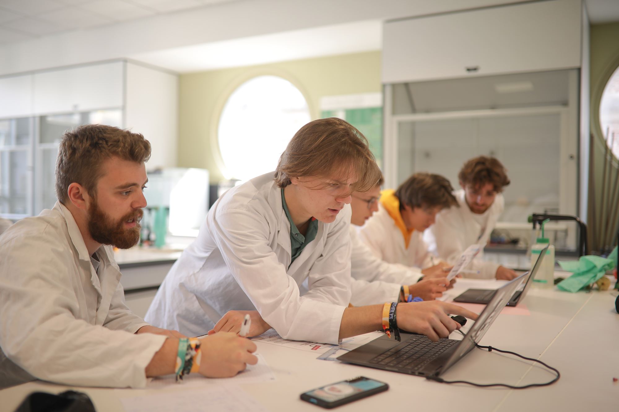 Etudiants en travaux pratiques