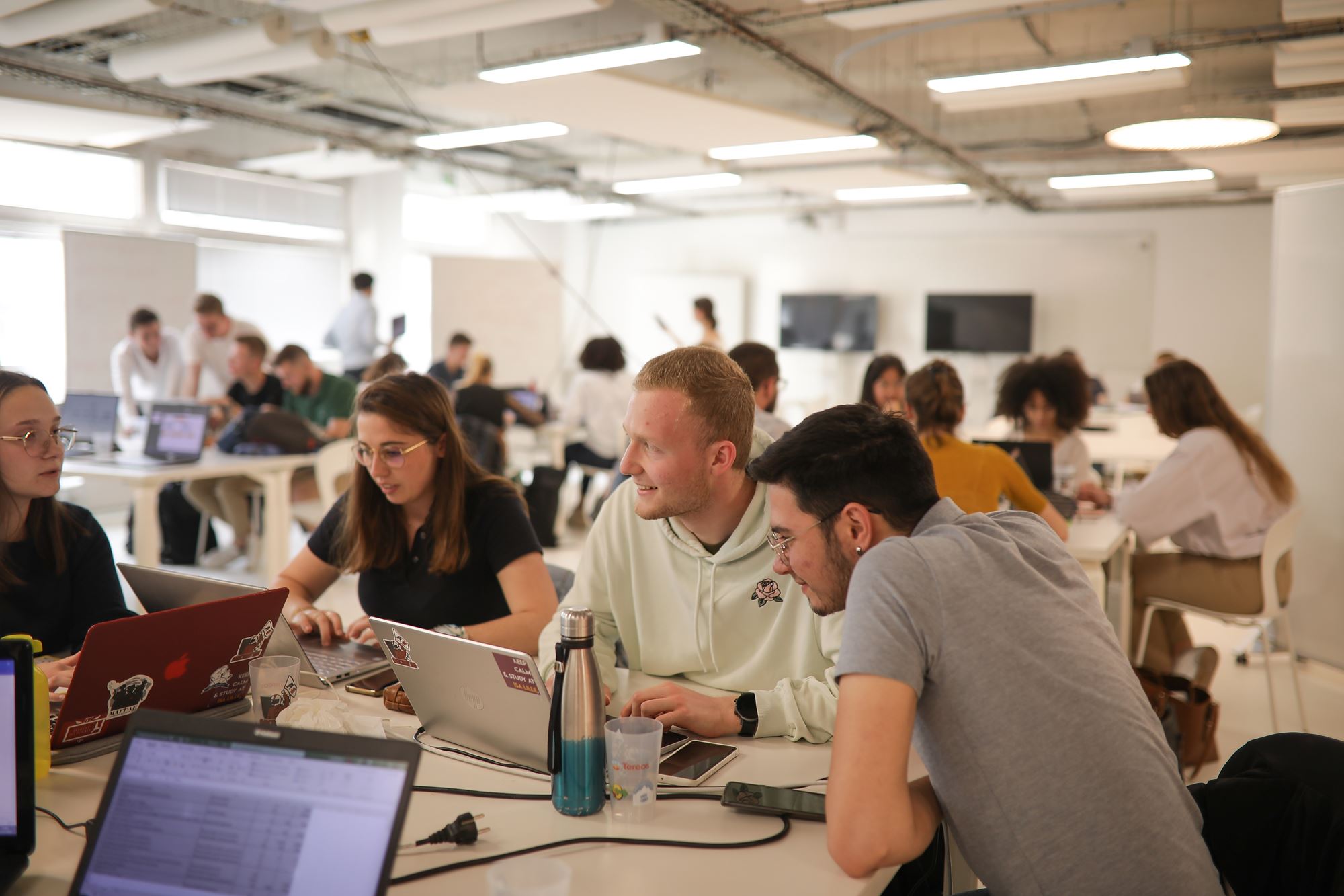 étudiants travaillant en mode projet