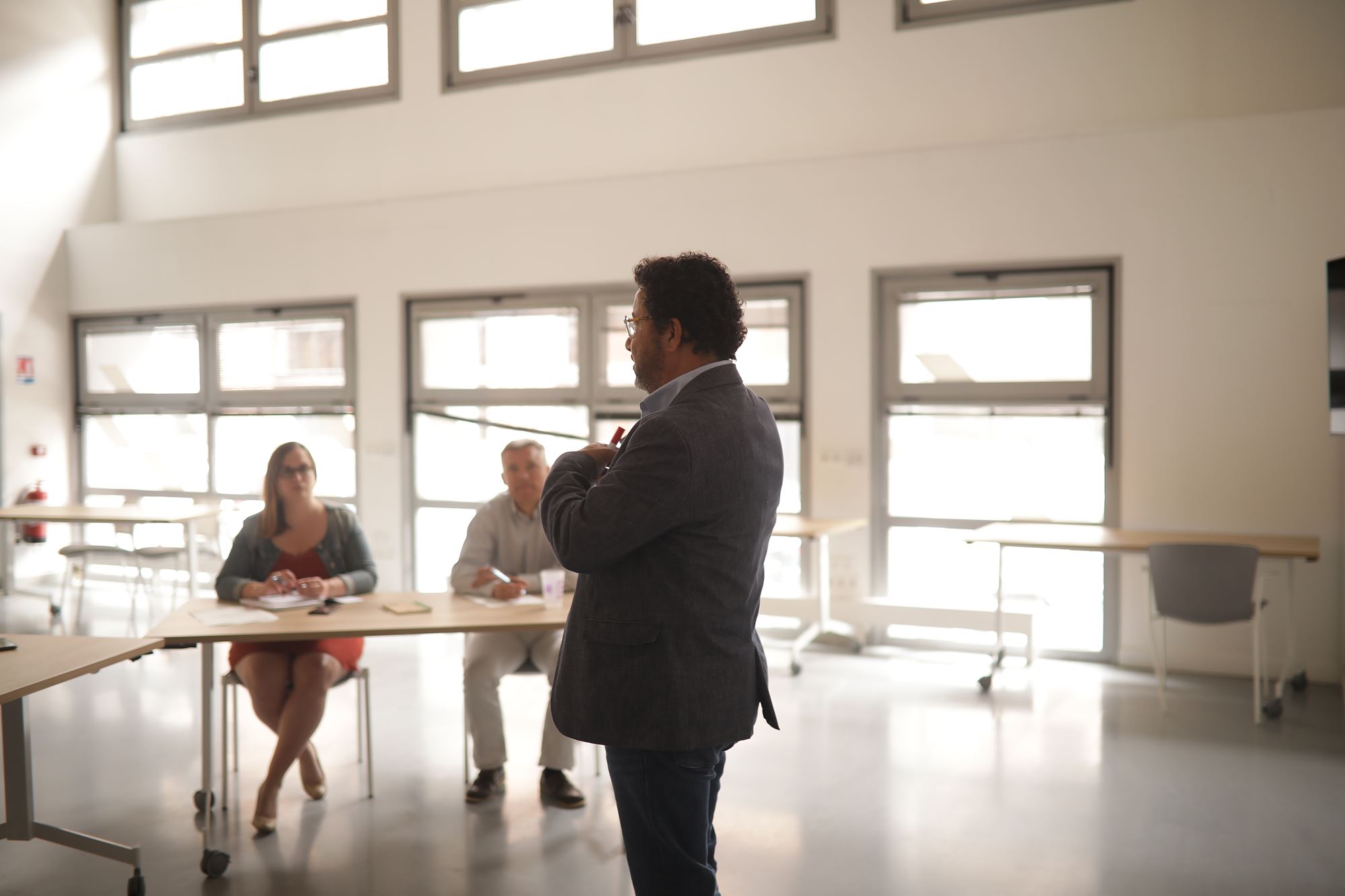 Enseignant donnant un cours à un public de professionnels