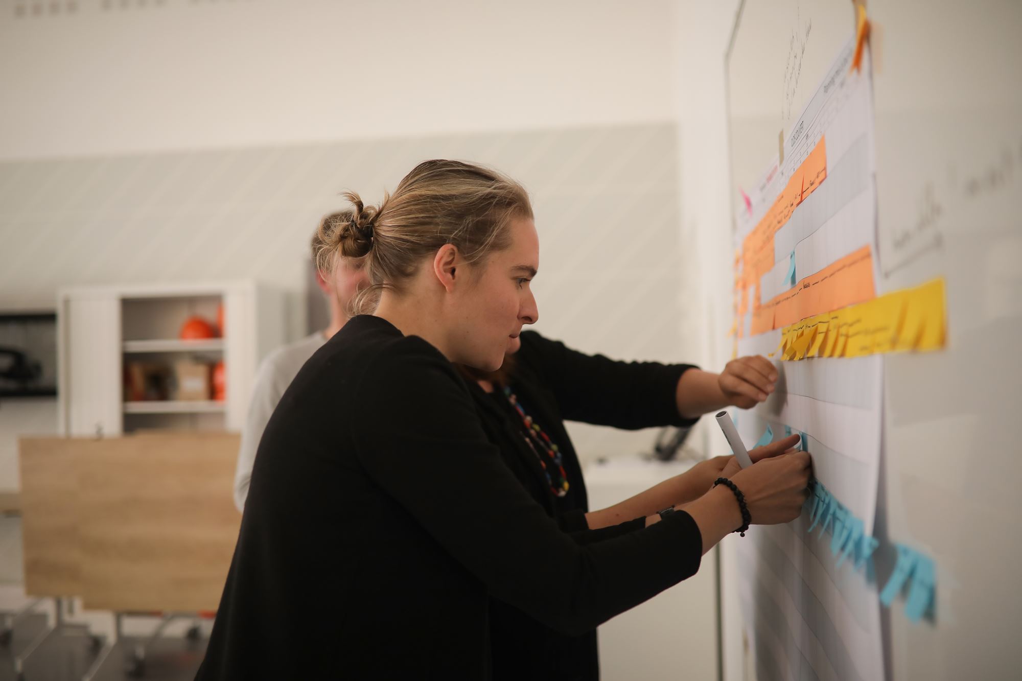 Groupe de personnes en atelier de partage d'idées