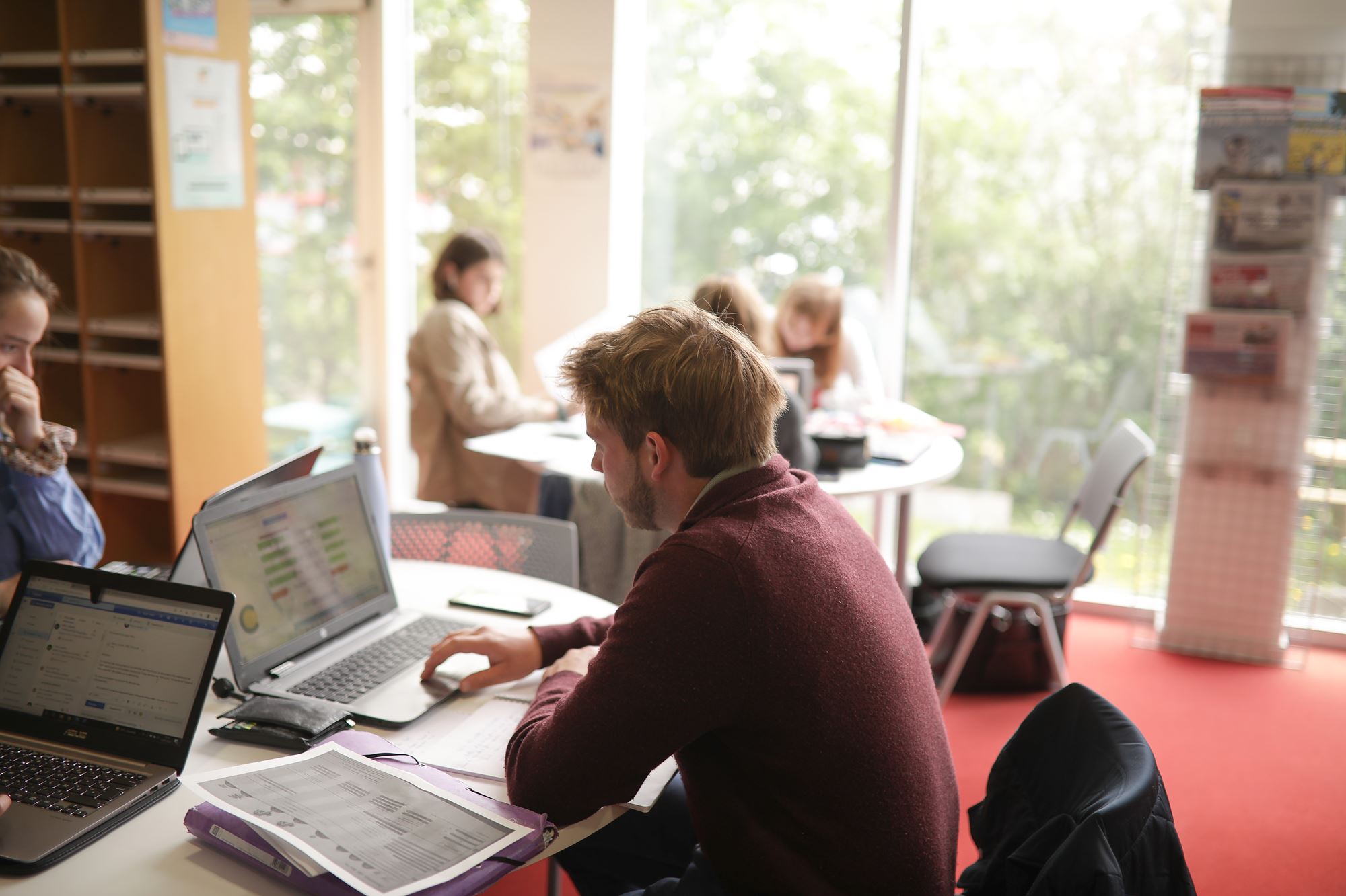 étudiant en train de travailler ordinateur