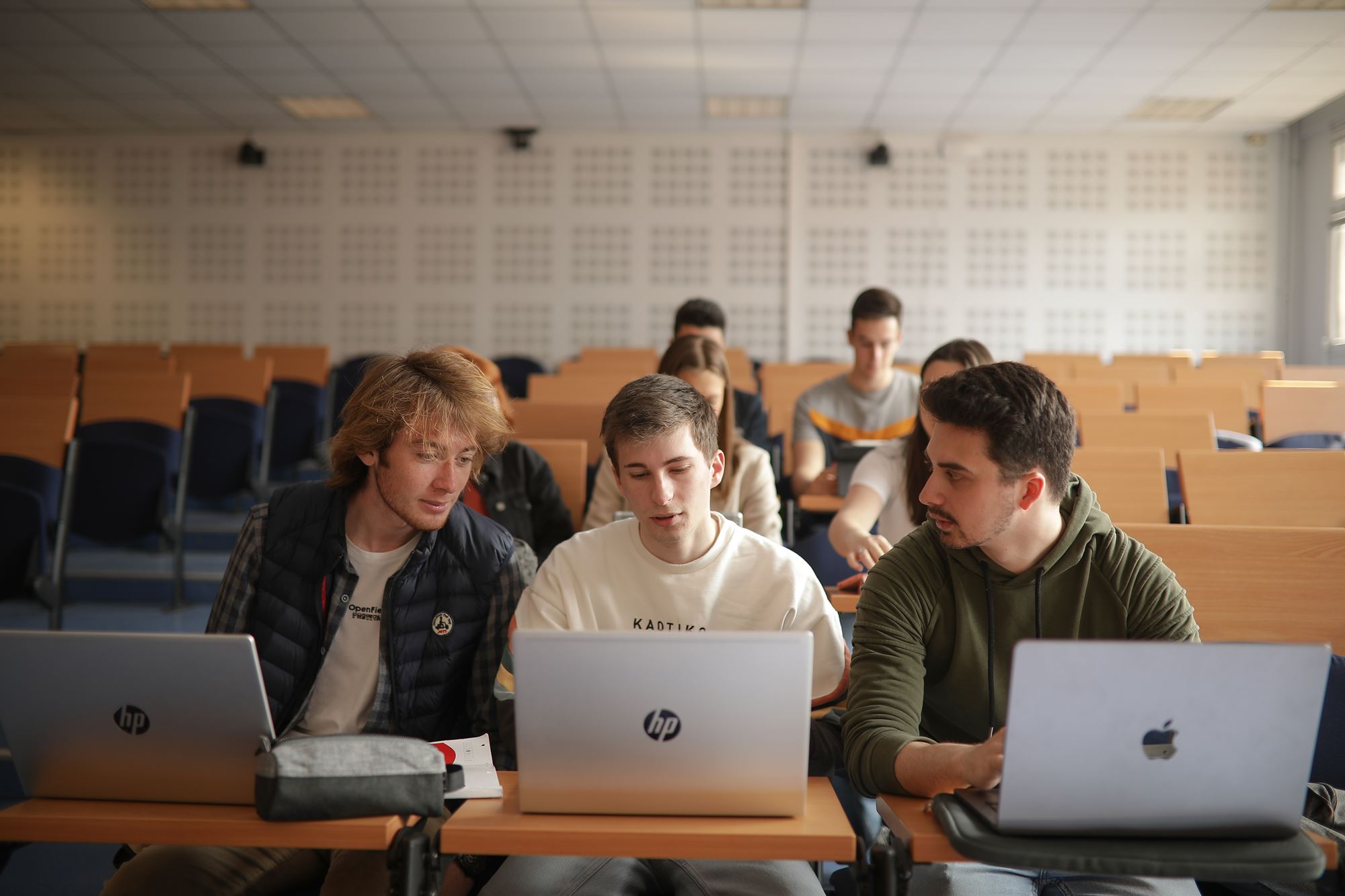 étudiants amphi ordinateur