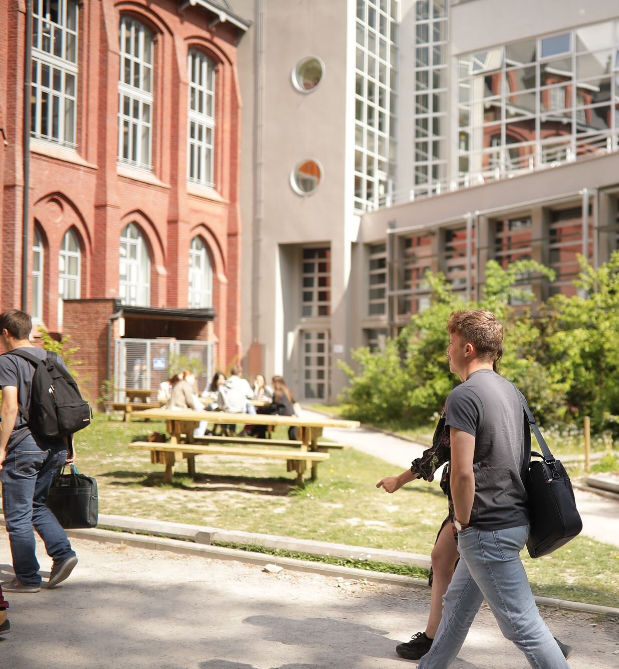 Les jardins à l'arrière du bâtiment HEI