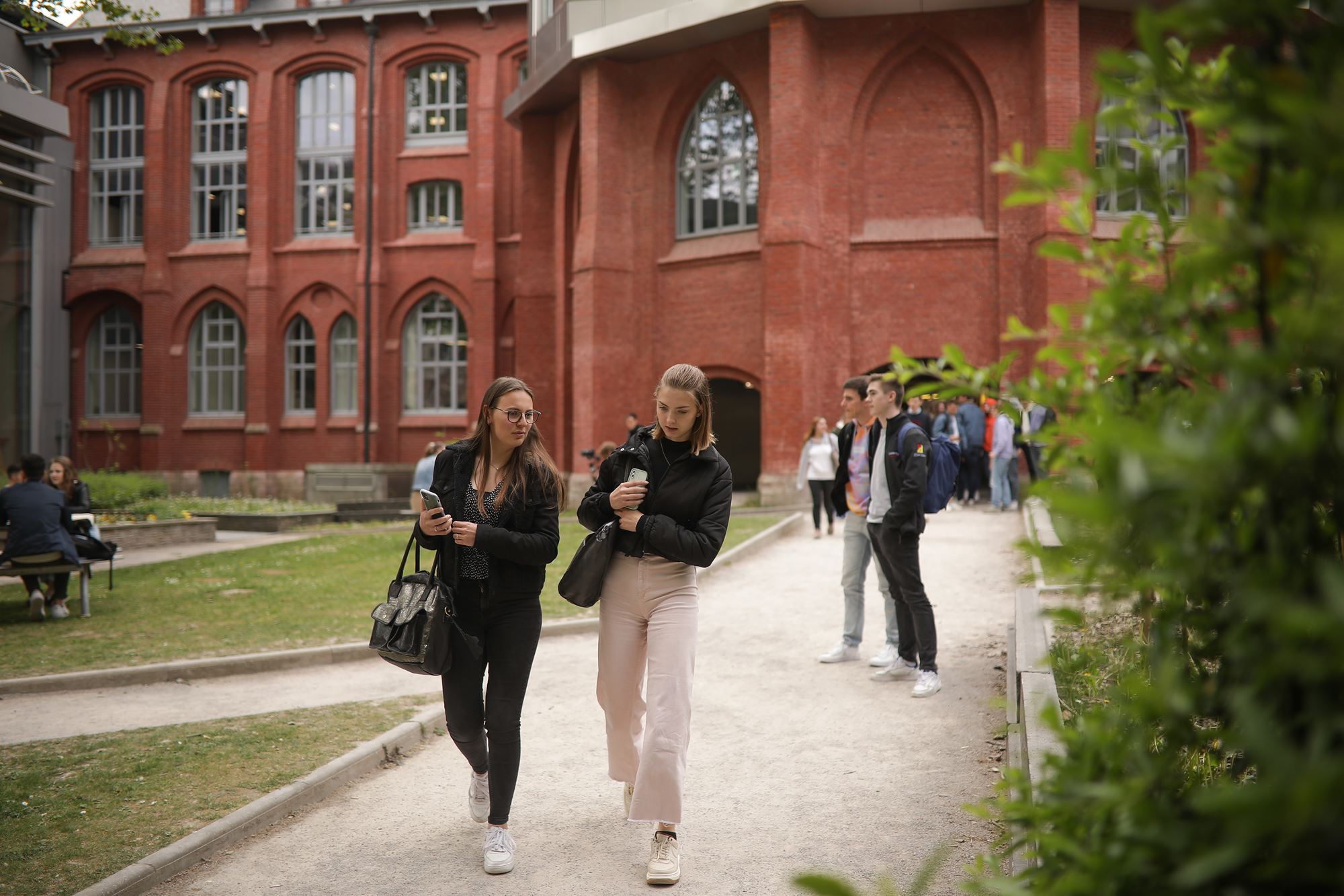 Des étudiants marchant dans les jardins d'HEI