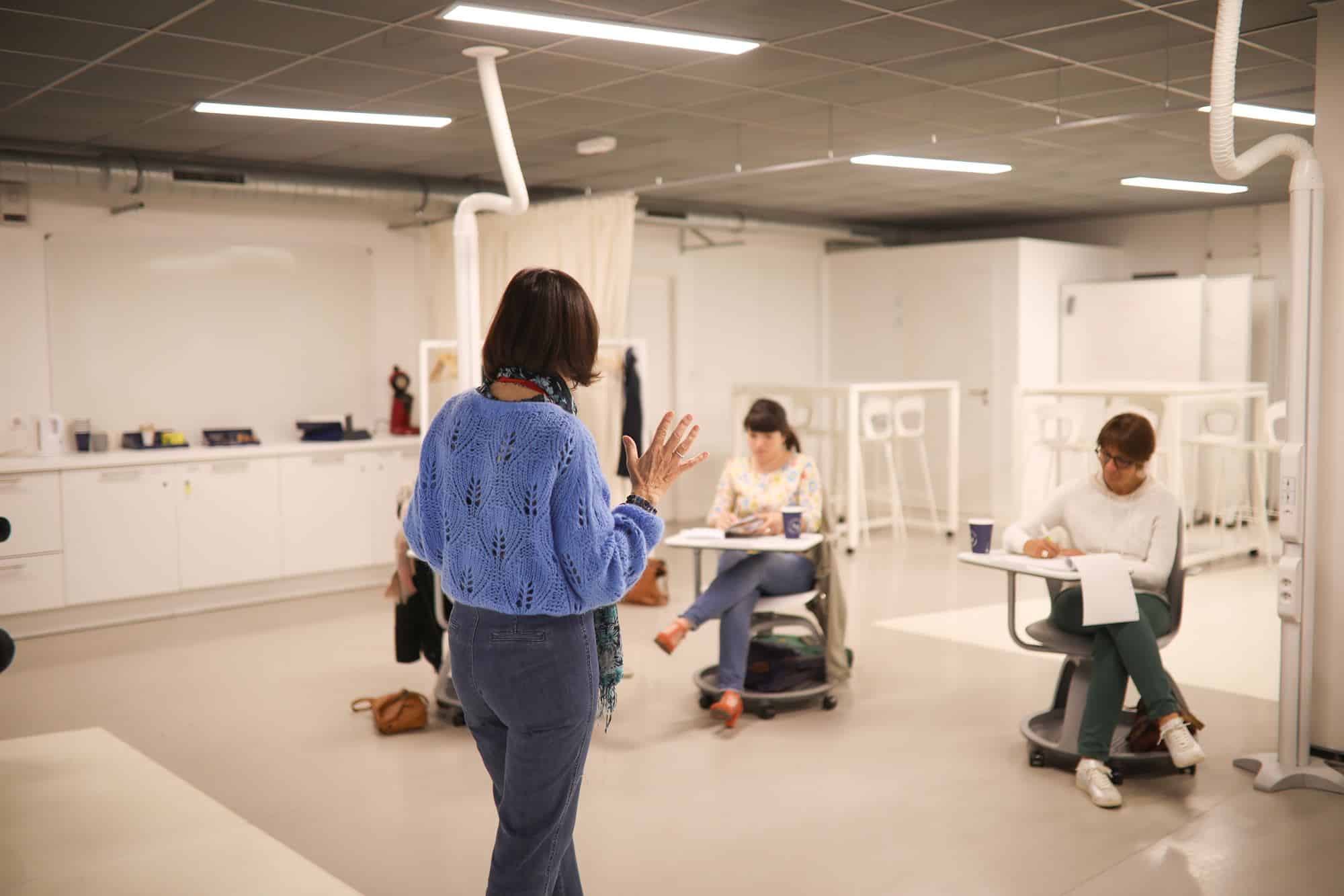 Une formatrice prenant la parole devant ses élèves