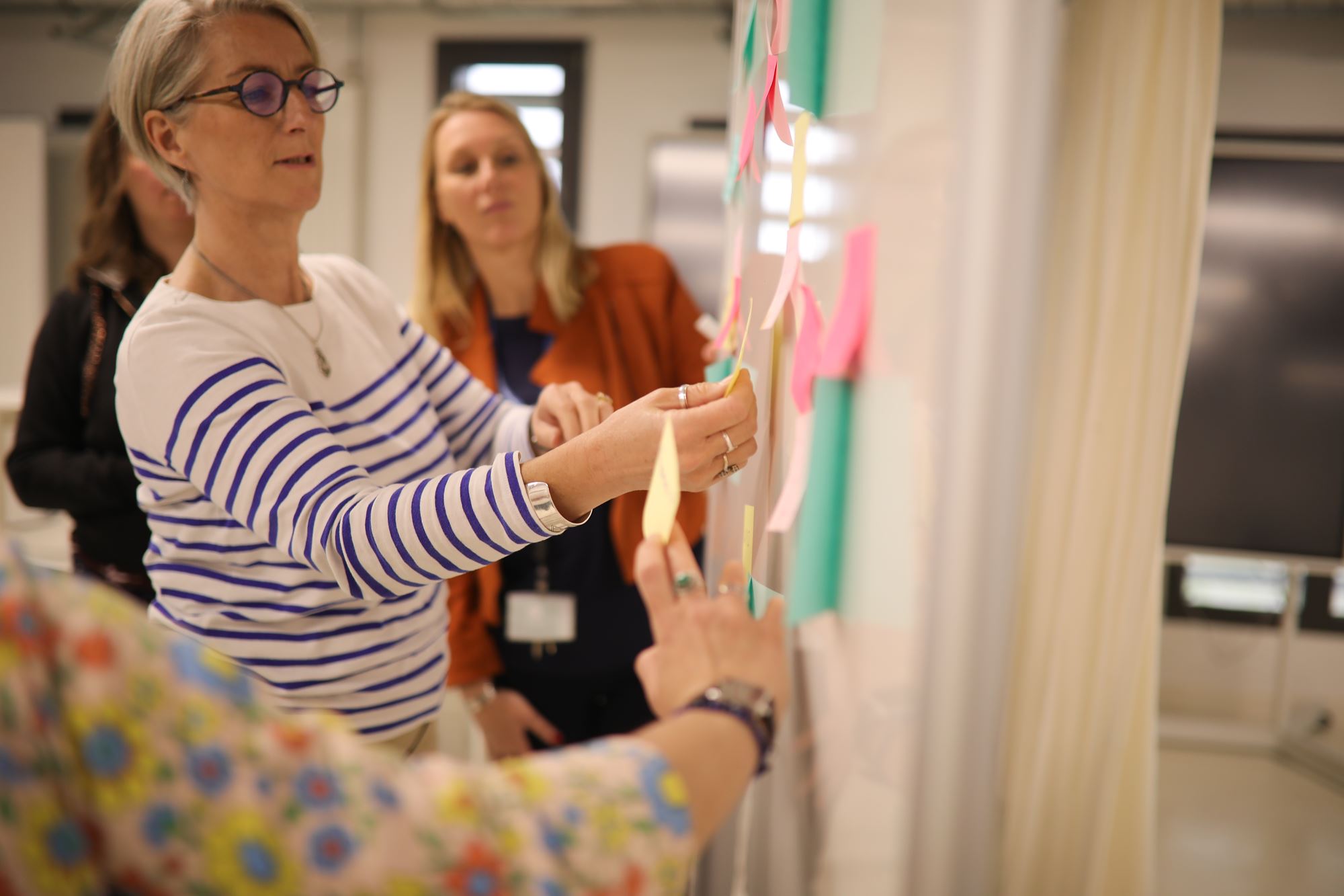 Un atelier post-it pendant une formation pour adultes