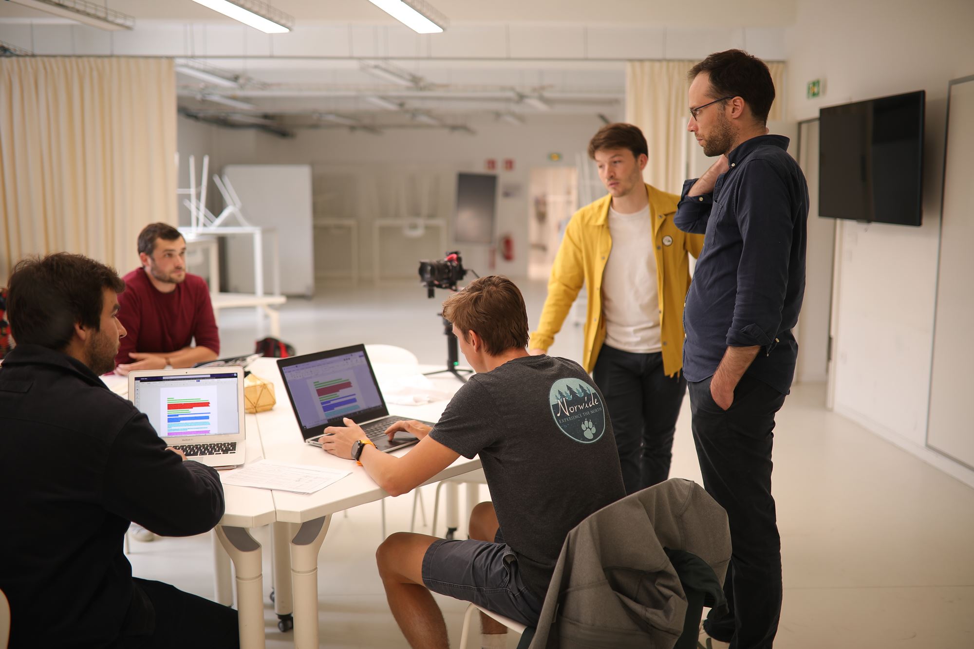 étudiants qui travaillent en groupe