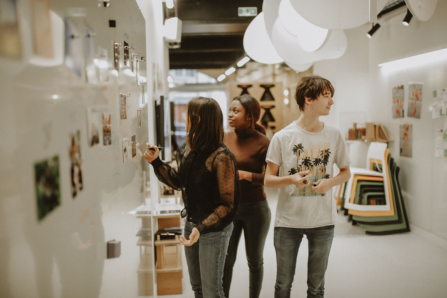 étudiants écrivant sur un tableau blanc