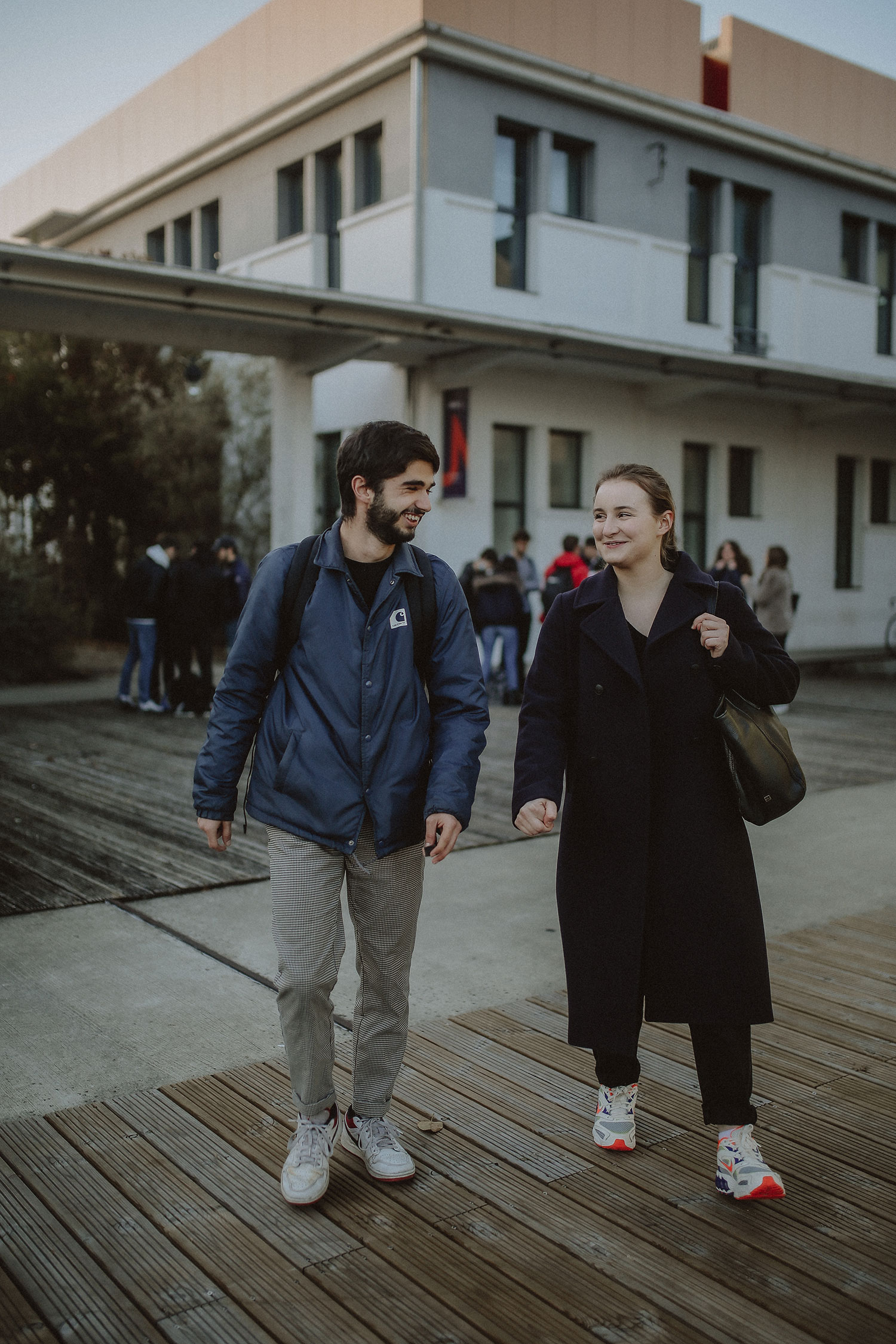 Des étudiants devant le bâtiment de JUNIA Bordeaux